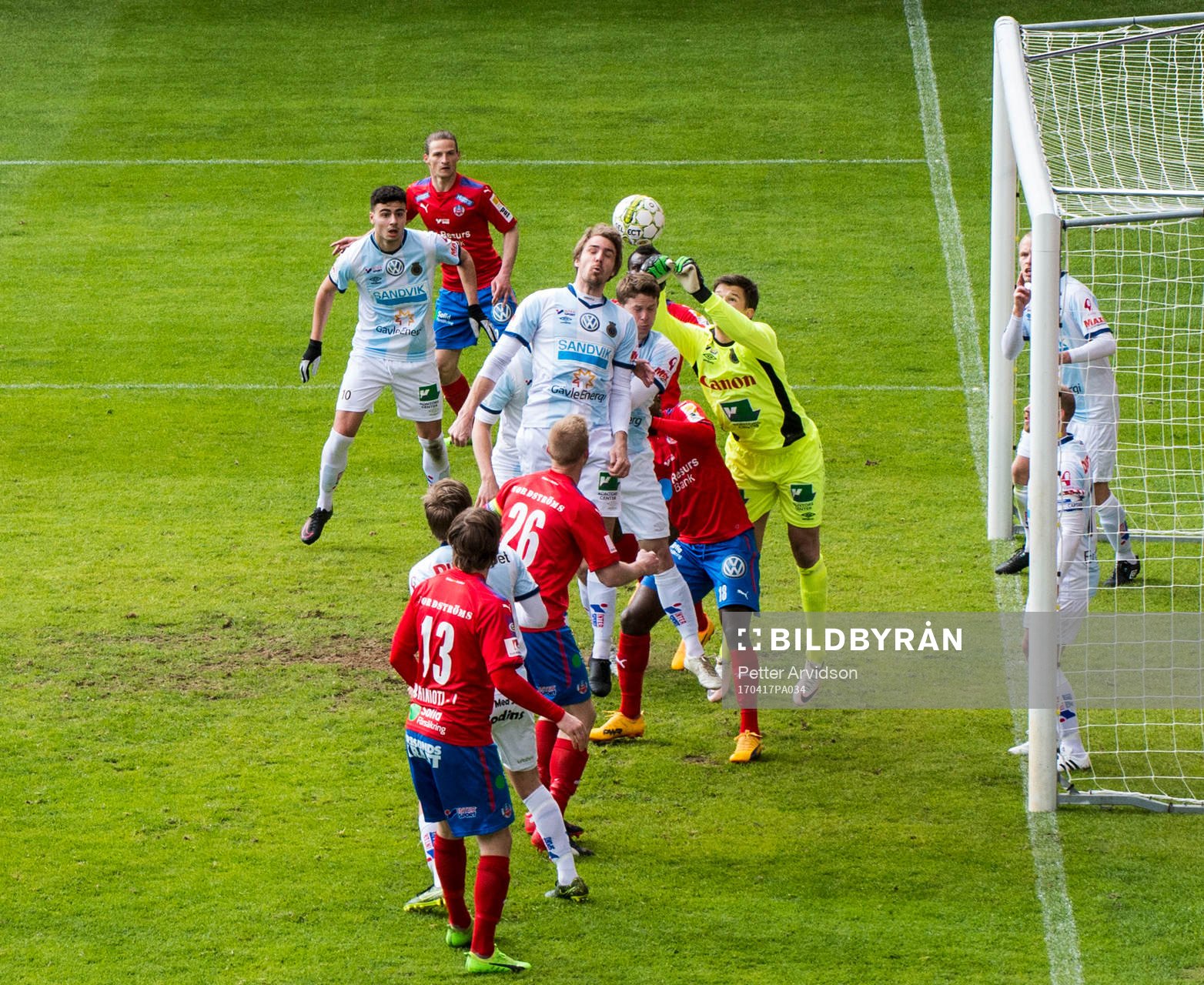 Gefles Johan Oremo nickar in självmål 1-1 i eget mål