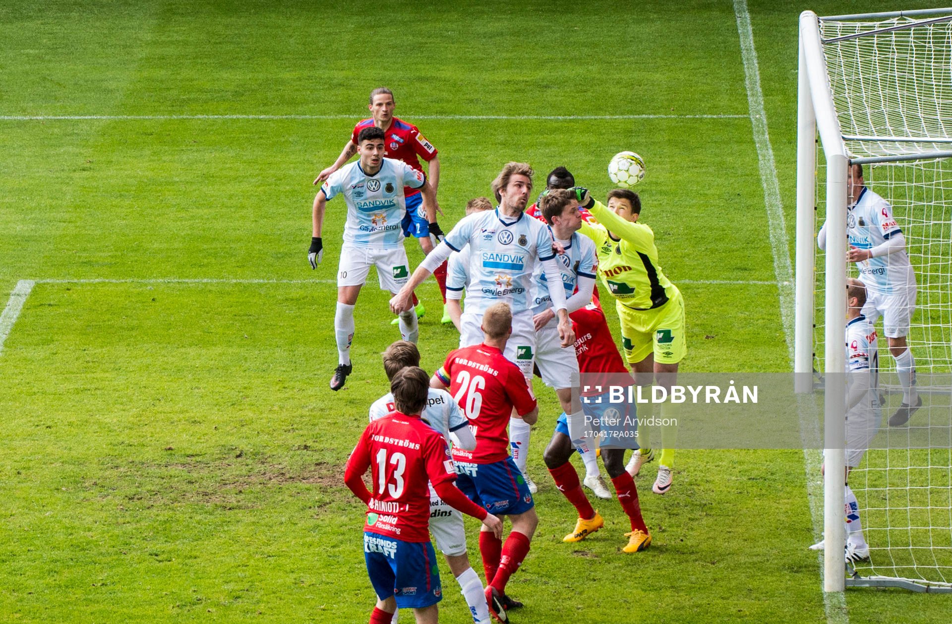 Gefles Johan Oremo nickar in självmål 1-1 i eget mål