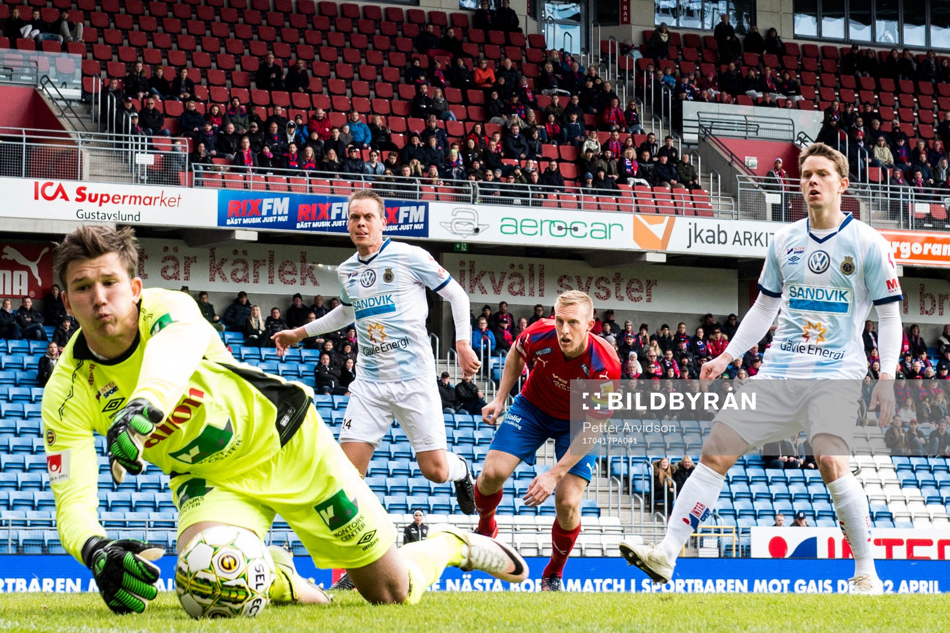 Helsingborgs Peter Larsson oroar vid Gefles Jens Portin, Anton Lans och målvakt August Strömberg under fotbollsmatchen i Superettan mellan Helsingborg och Gefle den 17 april 2017 i Helsingborg.