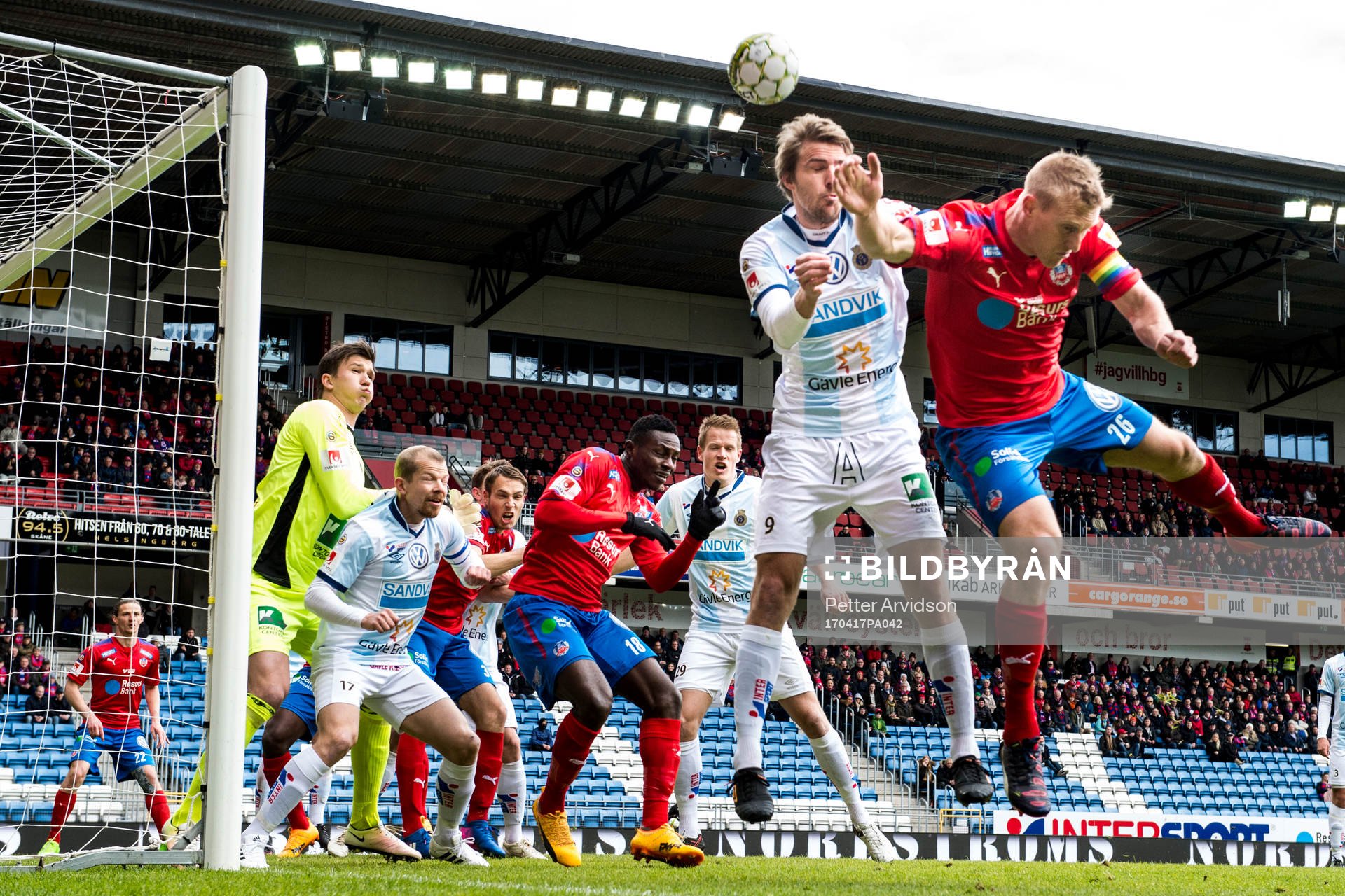 Helsingborgs Peter Larsson och Gefles Johan Oremo i