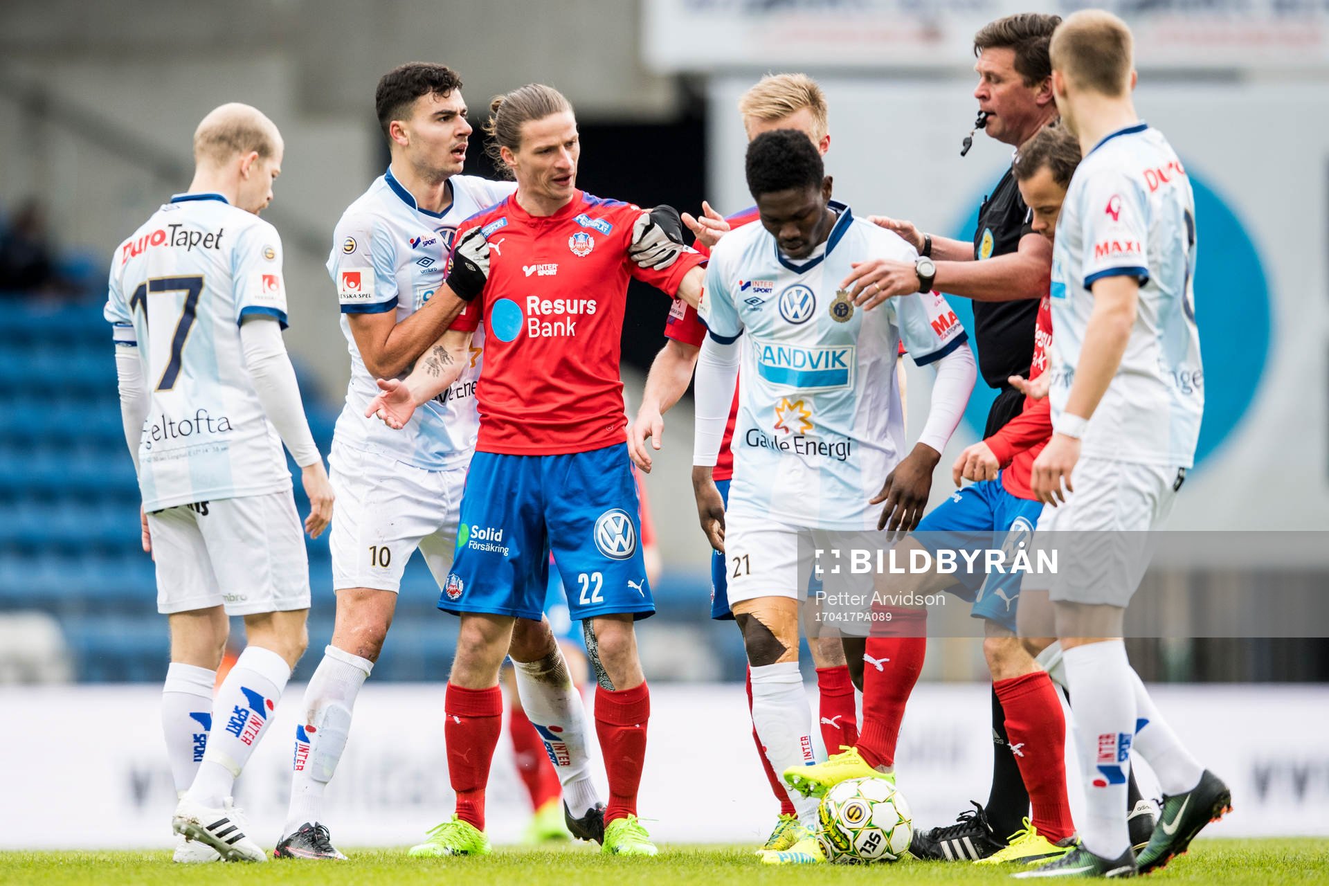 Helsingborgs Jesper Lange i tjafs med Gefles Deniz Hümmet och Kwame Bonsu under fotbollsmatchen i Superettan mellan Helsingborg och Gefle den 17 april 2017 i Helsingborg.
