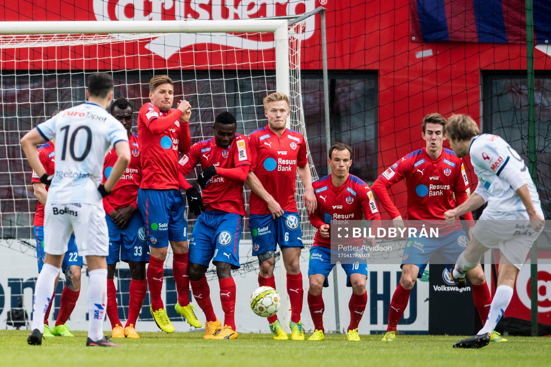 Gefles Johan Oremo skjuter en frispark mot Helsingborgs