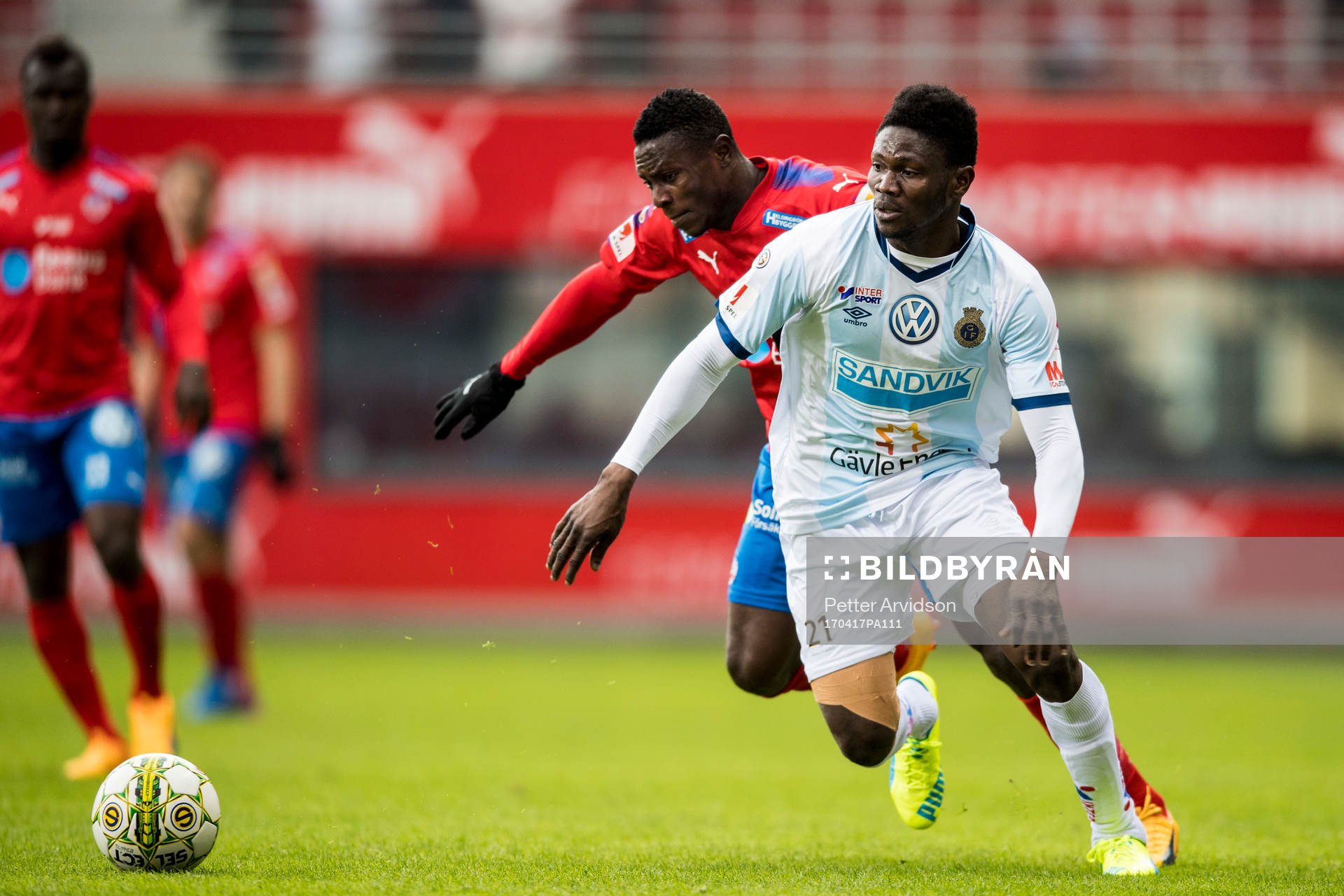 Gefles Kwame Bonsu och Helsingborgs Oke Akpoveta under fotbollsmatchen i Superettan mellan Helsingborg och Gefle den 17 april 2017 i Helsingborg.