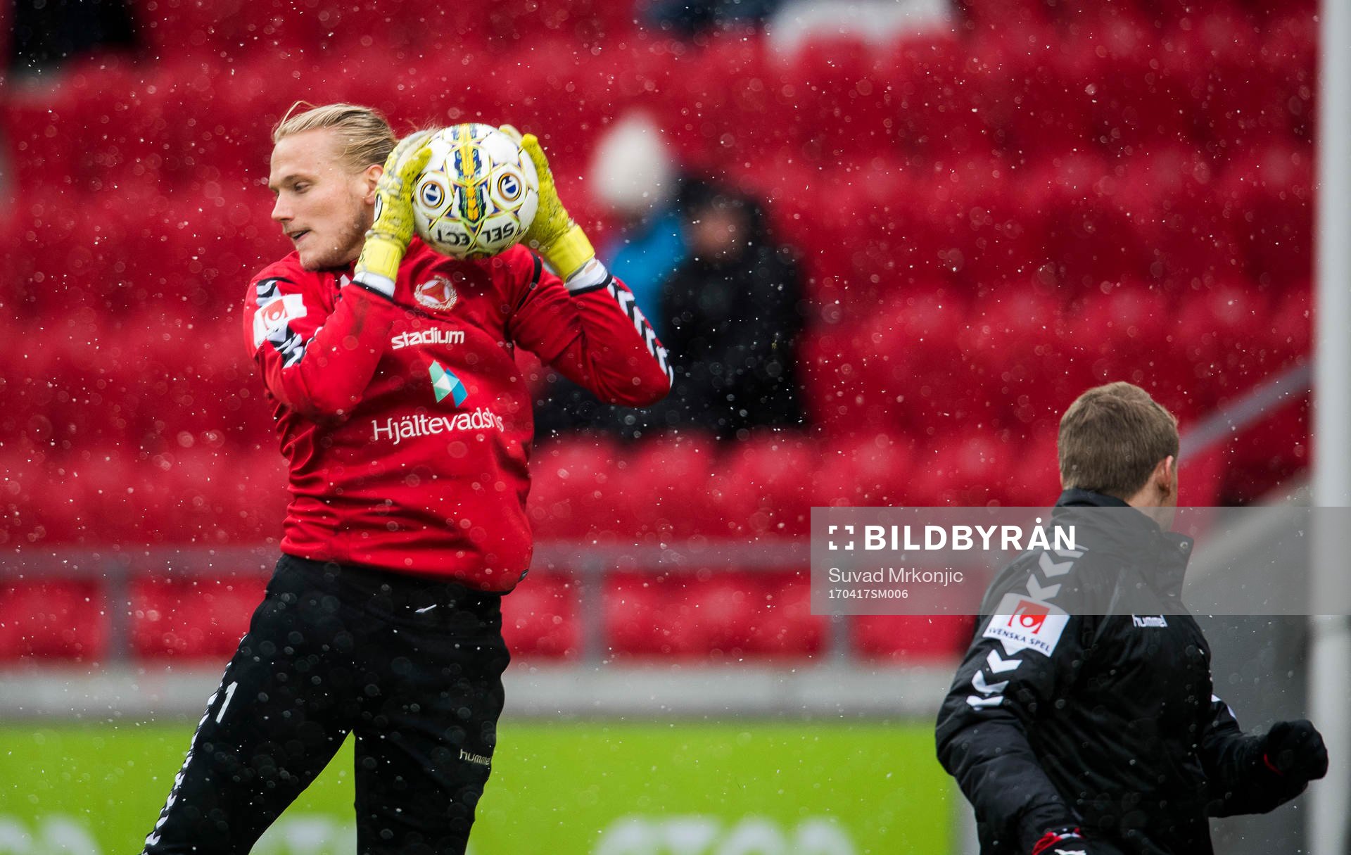 Kalmars målvakt Ole Söderberg  värmer upp