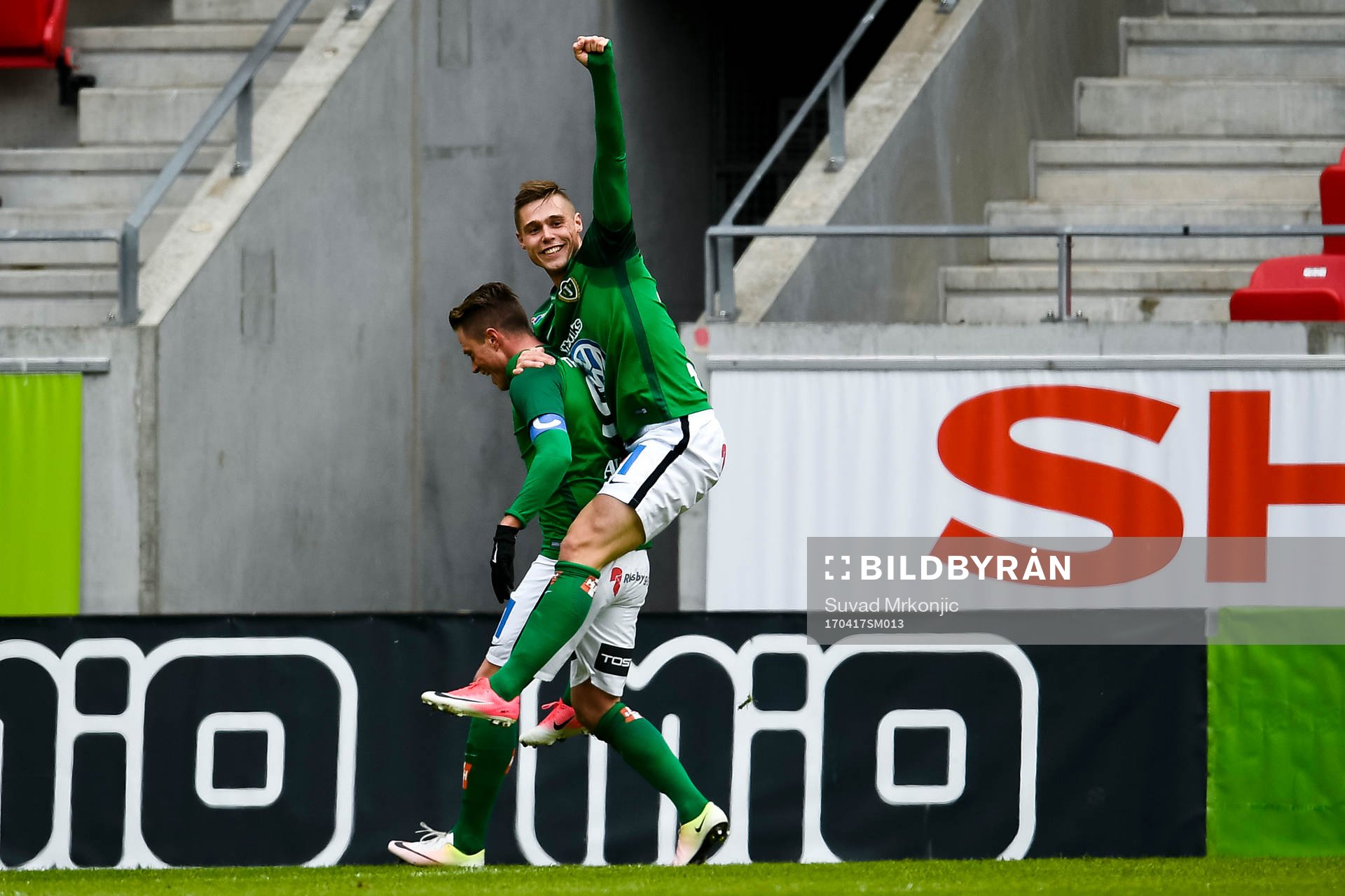 Jönköpings Tommy Thelin och Arni Vilhjalmsson  jublar