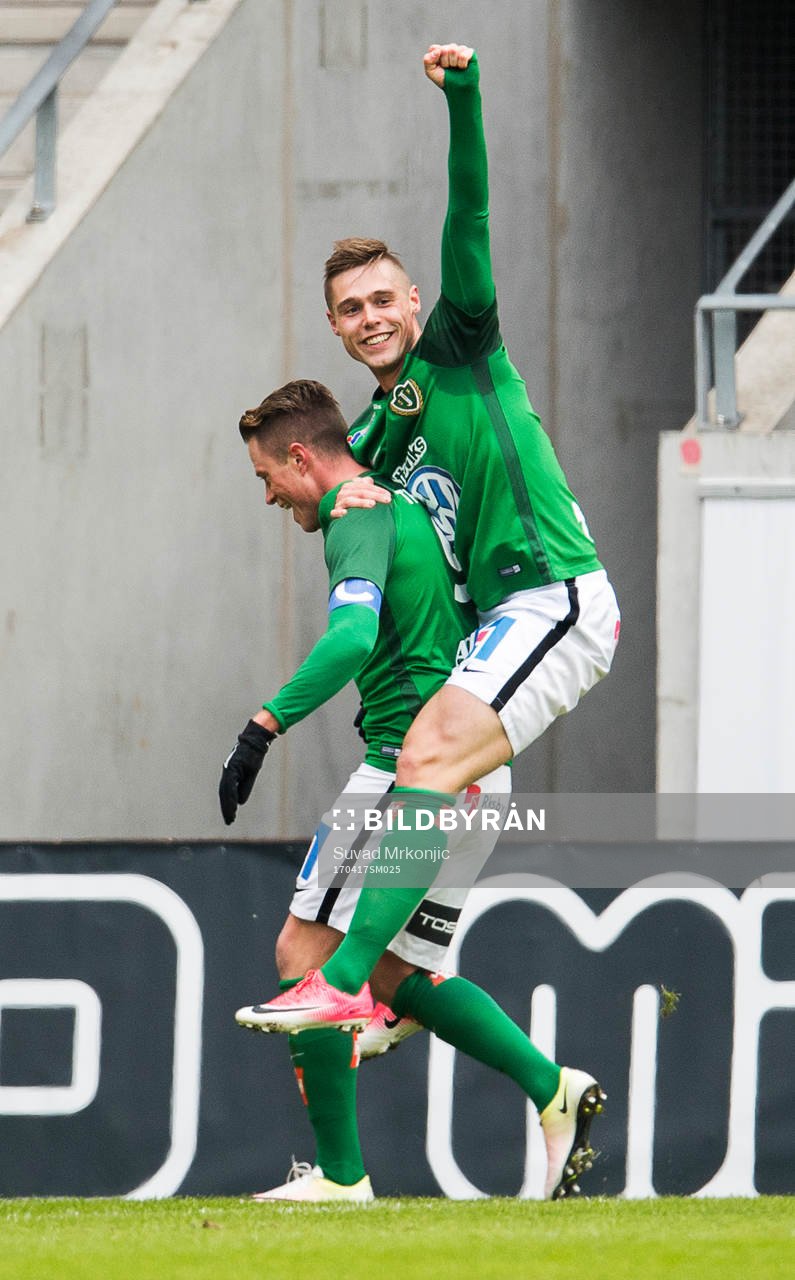 Jönköpings Tommy Thelin gör 0-3 med Arni Vilhjalmsson sittandes på ryggen under fotbollsmatchen i Allsvenskan mellan Kalmar och Jönköping den 17 april 2017 i Kalmar.