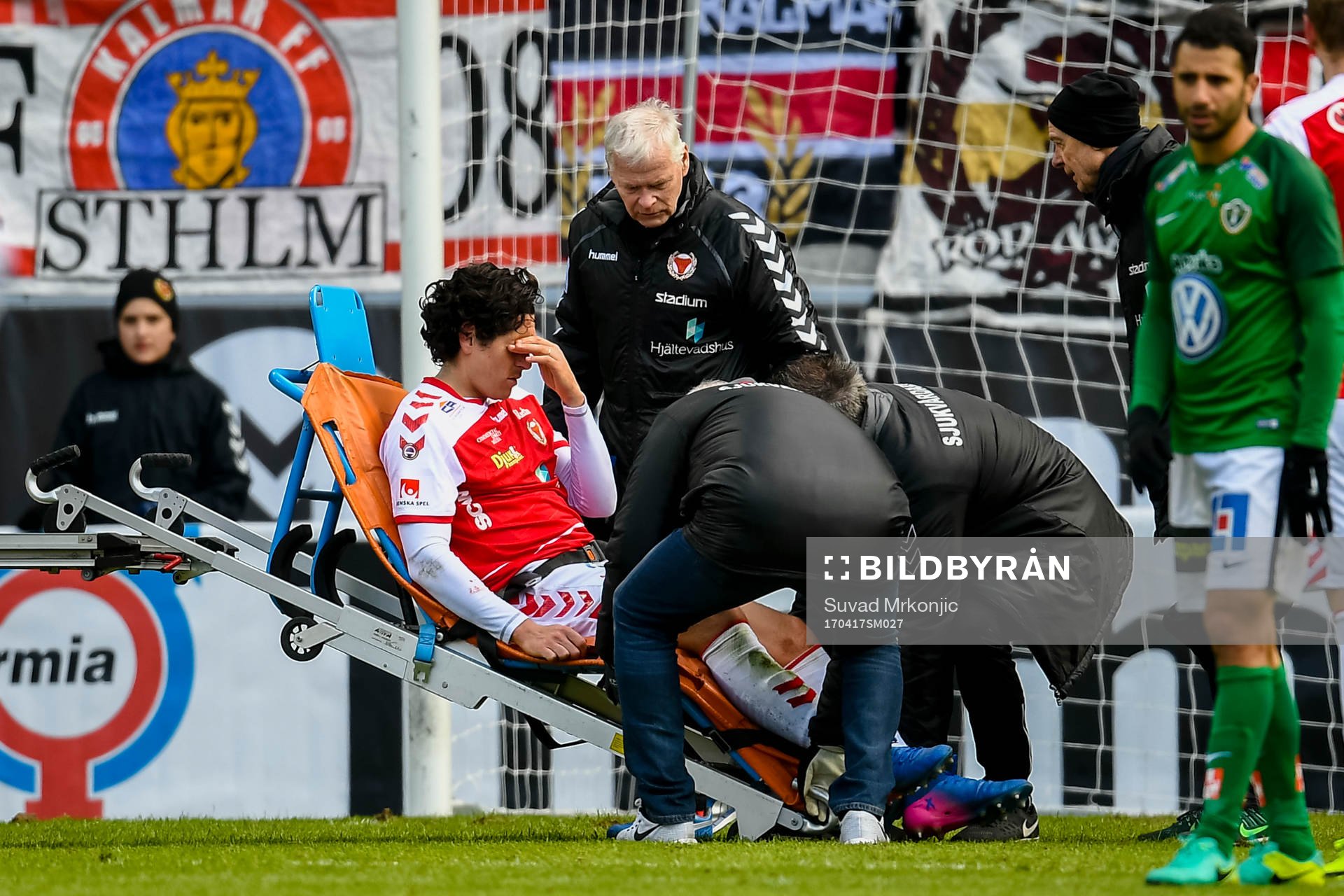 Kalmars Marko Biskupovic lämnar planen skadad