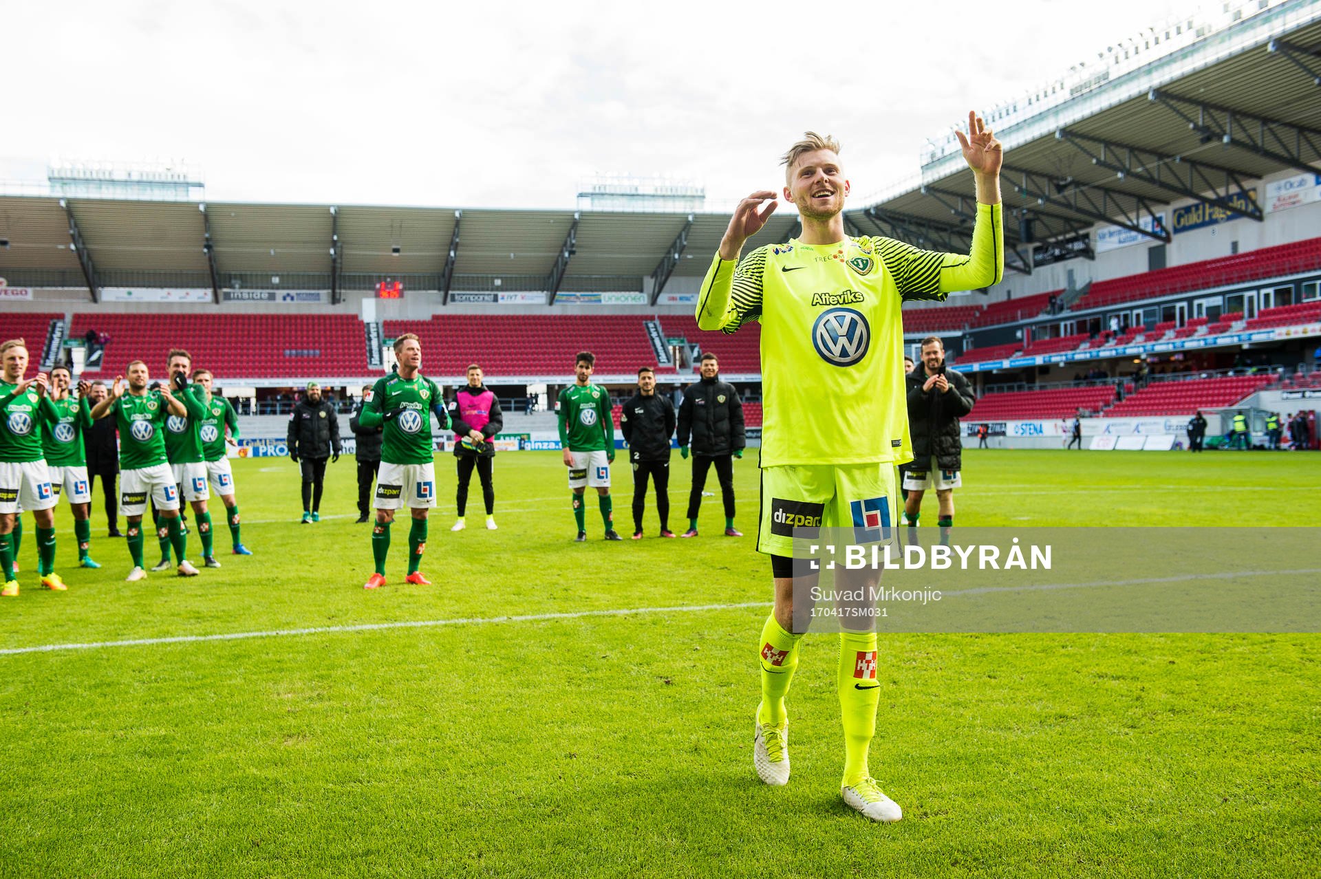 Jönköpingspelarna med målvakt Anton Cajtoft i täten