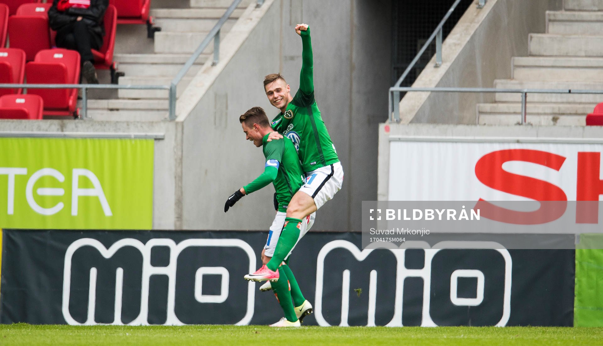 Jönköpings Tommy Thelin gör 0-3 med Arni Vilhjalmsson