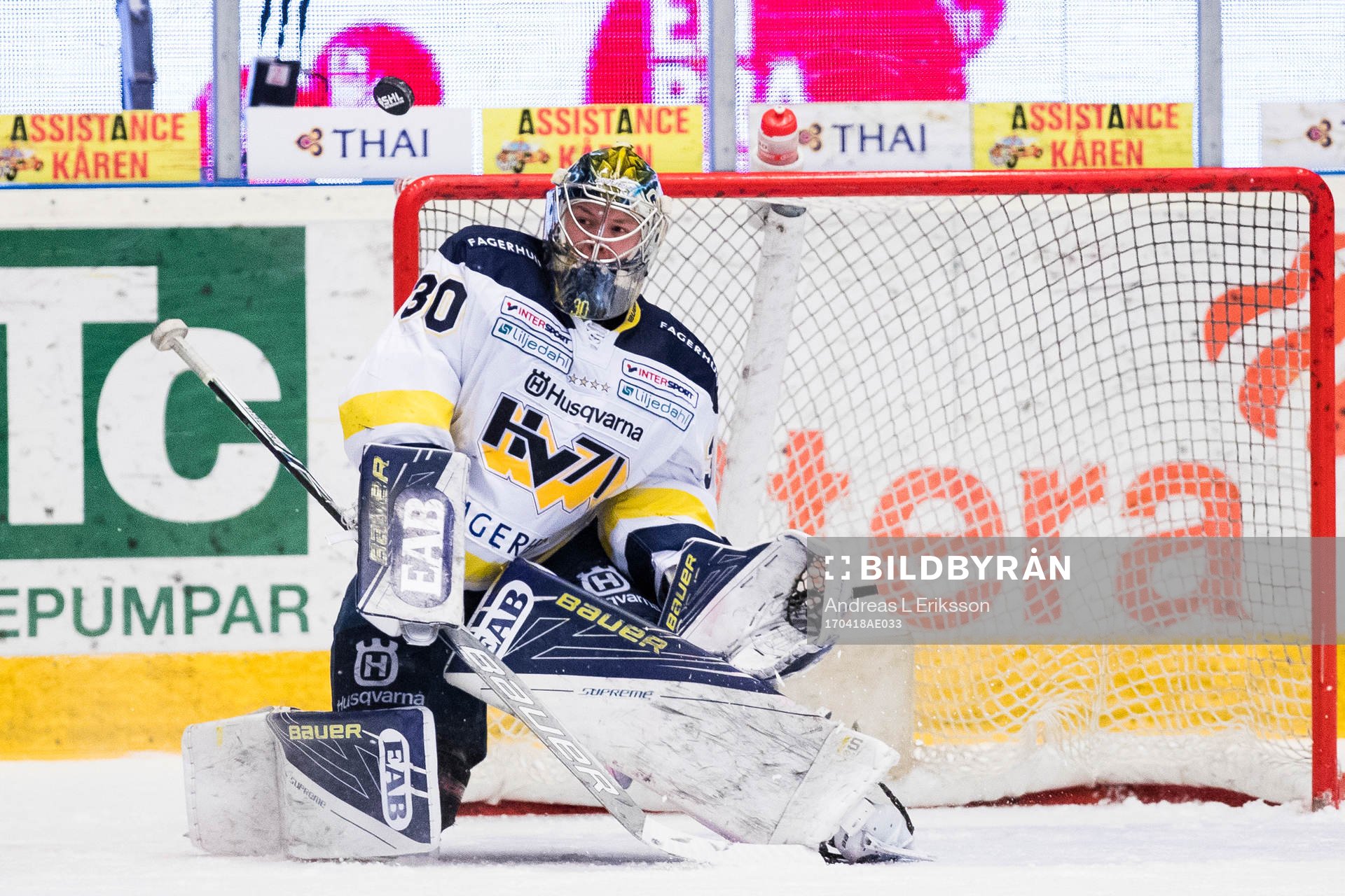 s målvakt Linus Söderström med en räddning