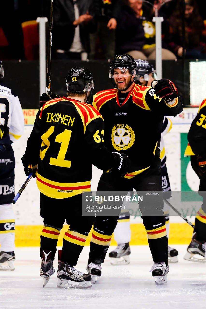 Brynäs Juuso Ikonen och Daniel Paille jublar