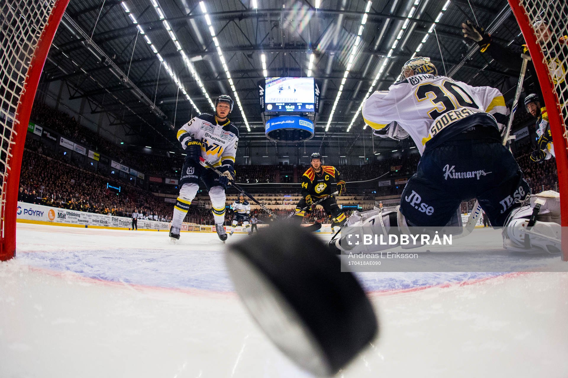 s Andreas Borgman och Brynäs Jacob Blomqvist ser hur
