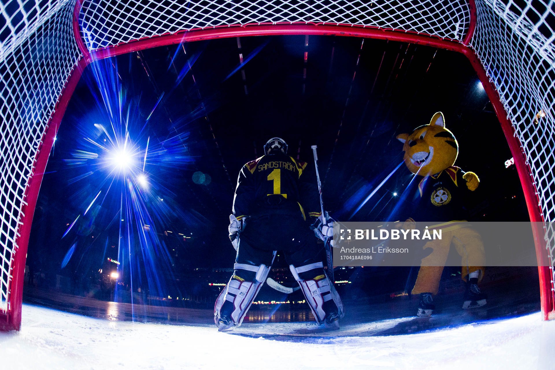 Brynäs målvakt Felix Sandström och Brynäs maskot innan
