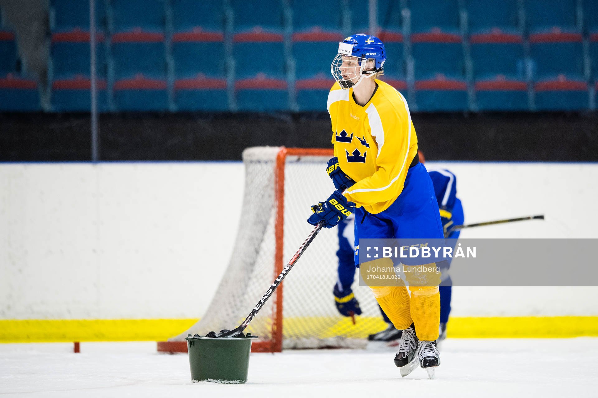 Rasmus Dahlin samlar ihop puckar