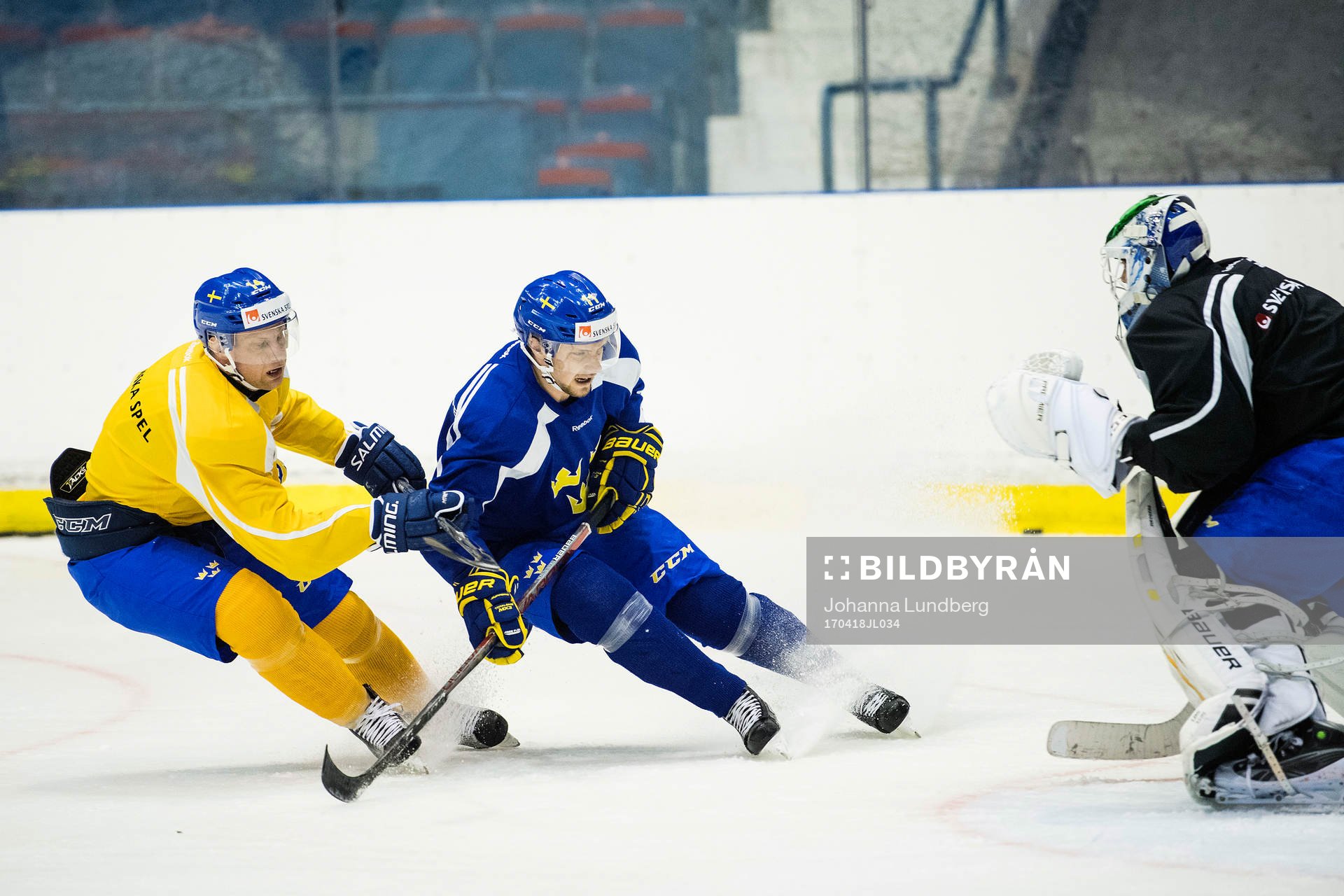 Richard Gynge och Petter Emanuelsson framför målvakt