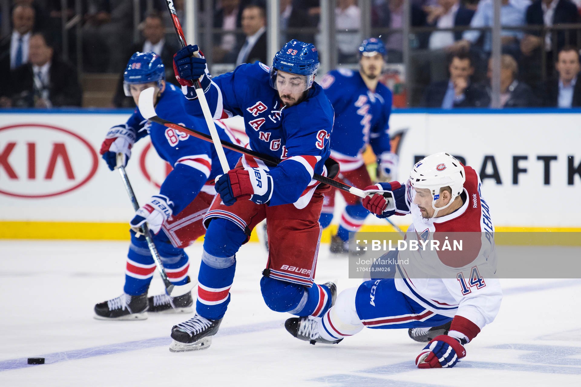 Rangers Mika Zibanejad tacklar Canadiens Tomas Plekanec