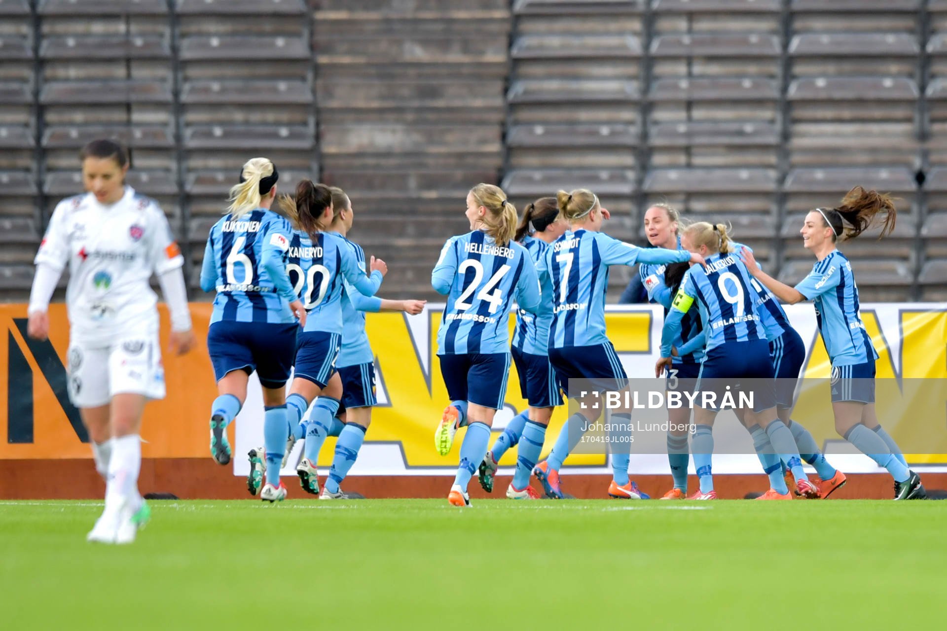 Djurgårdens Tempest-Marie Norlin jublar med lagkamrater