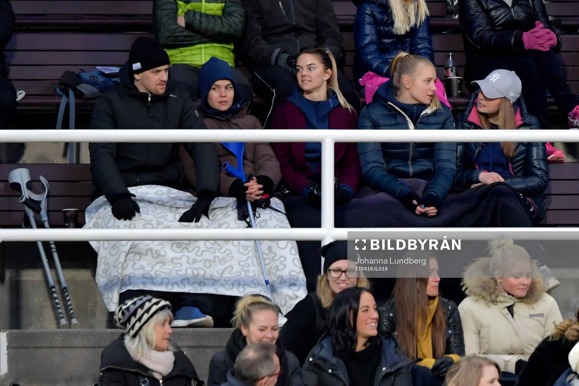 Djurgårdens korsbandsskadade Daniel Brodin och Emilia Appelqvist under fotbollsmatchen i Damallsvenskan mellan Djurgården och Rosengård den 19 april 2017 i Stockholm.