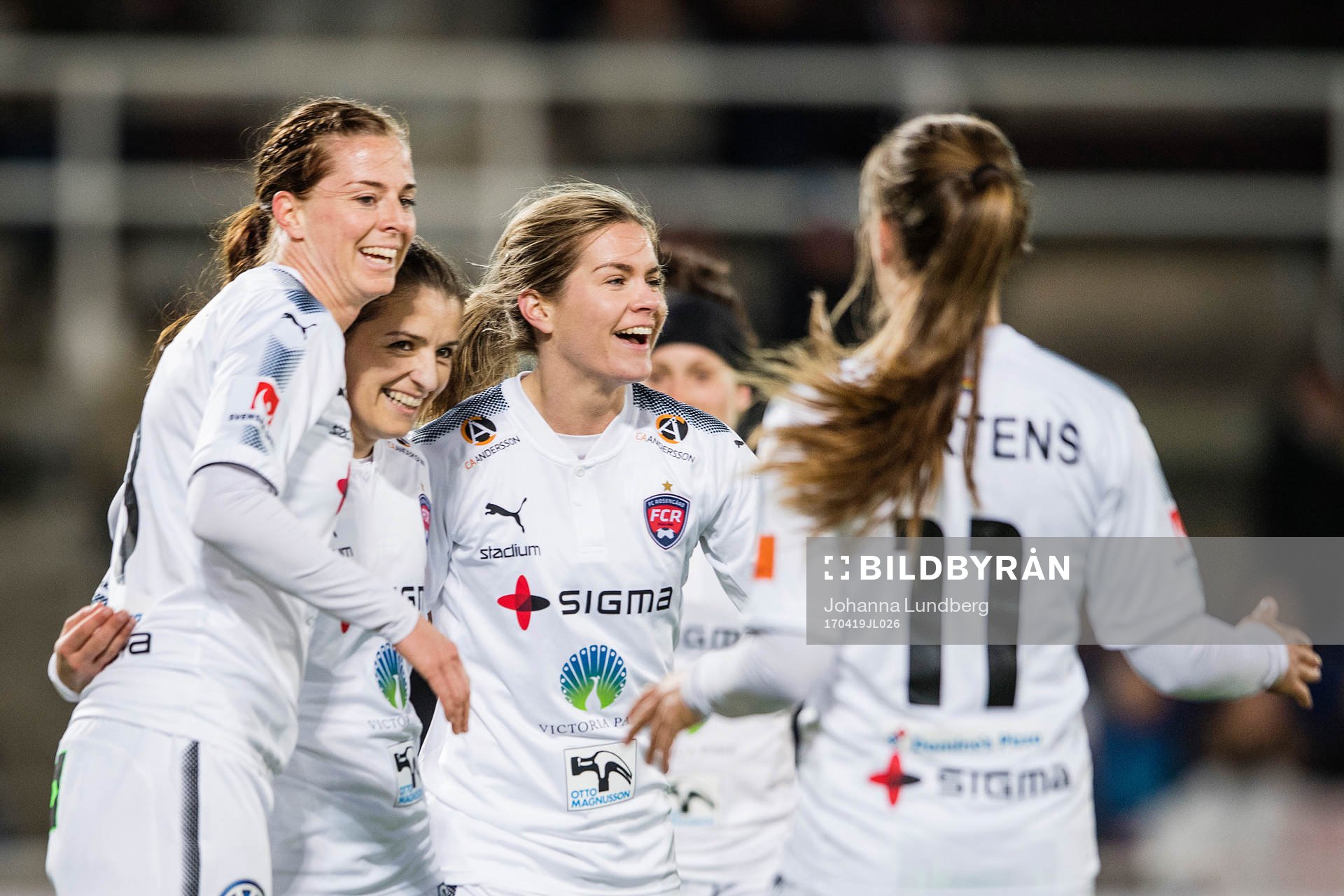 Rosengårds Iva Landeka (m) gör 1-3 och jublar med Lotta Schelin och Hanna Folkesson under fotbollsmatchen i Damallsvenskan mellan Djurgården och Rosengård den 19 april 2017 i Stockholm.