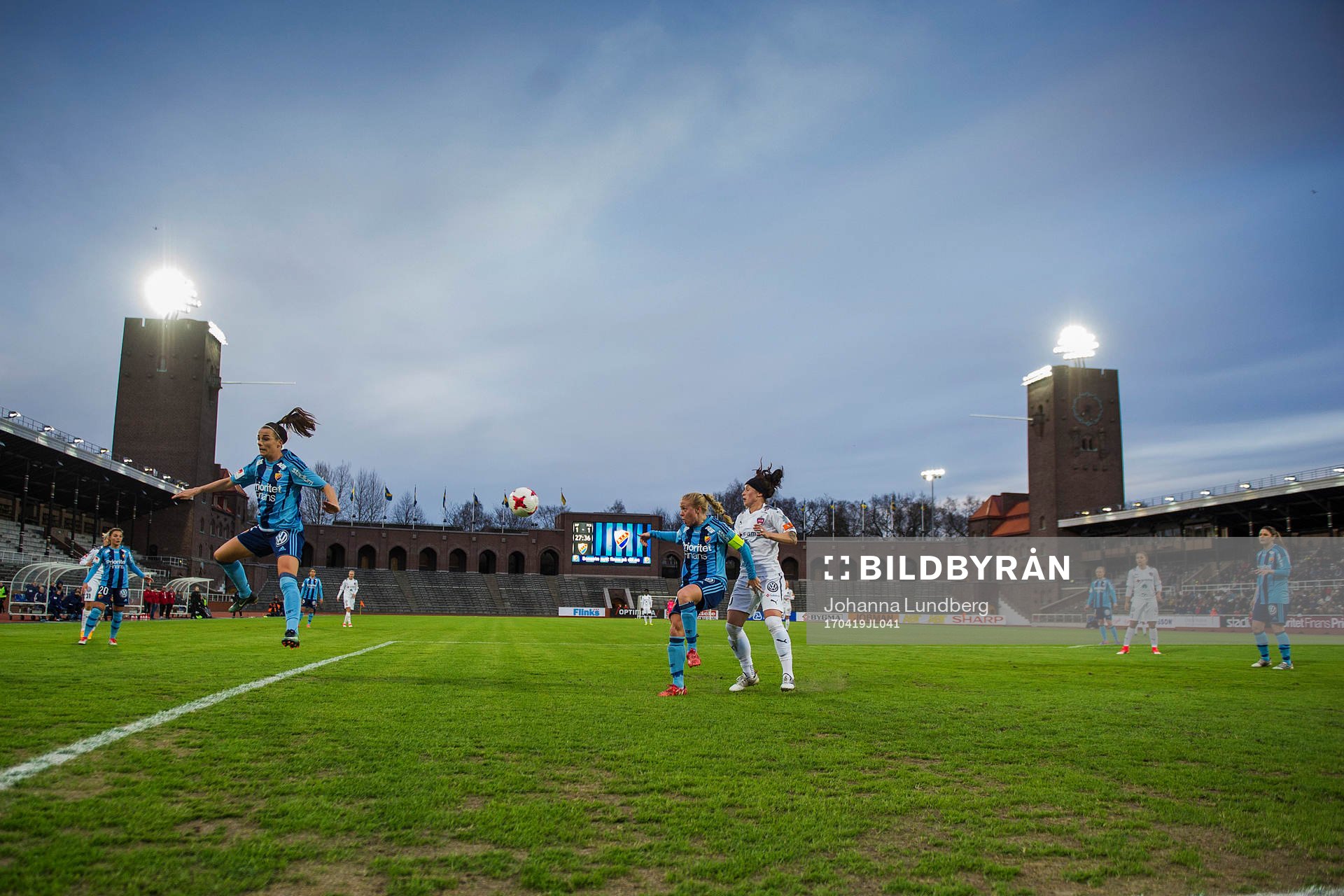 Djurgårdens Hallbera Gisladottir och Mia Jalkerud utmanar