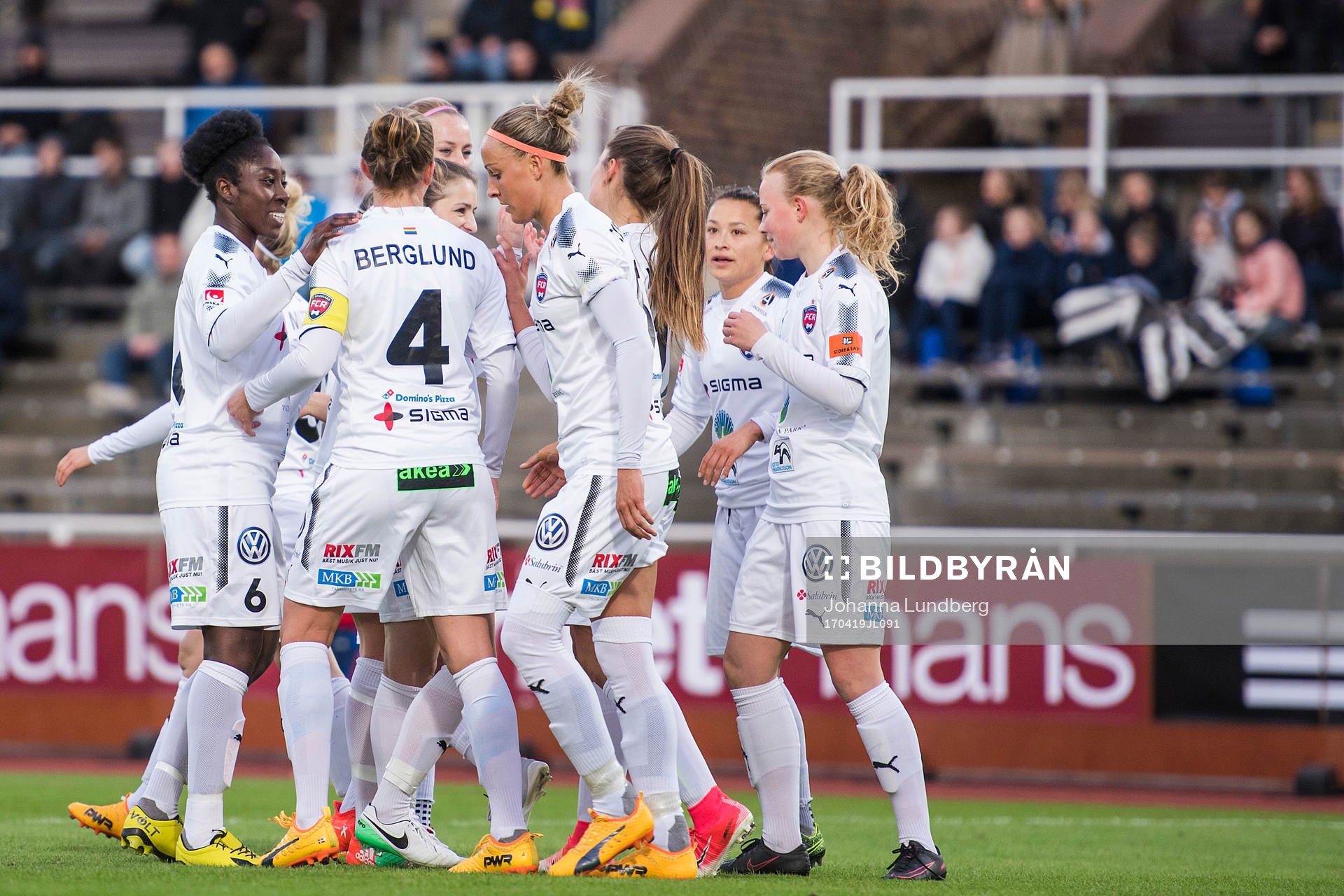 Rosengårds Anita Asante, Emma Berglund och Sanne Troelsgaard Nielsen jublar efter 1-1 under fotbollsmatchen i Damallsvenskan mellan Djurgården och Rosengård den 19 april 2017 i Stockholm.