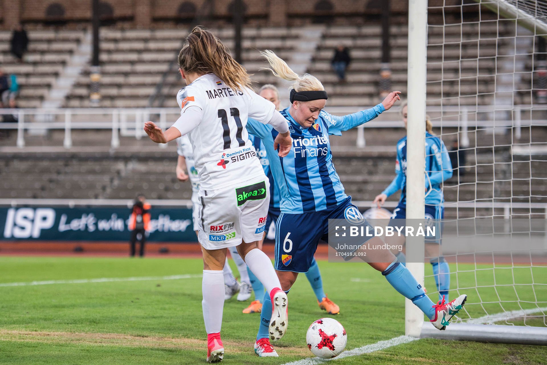 Djurgårdens Annika Kukkonen täcker ut en boll av