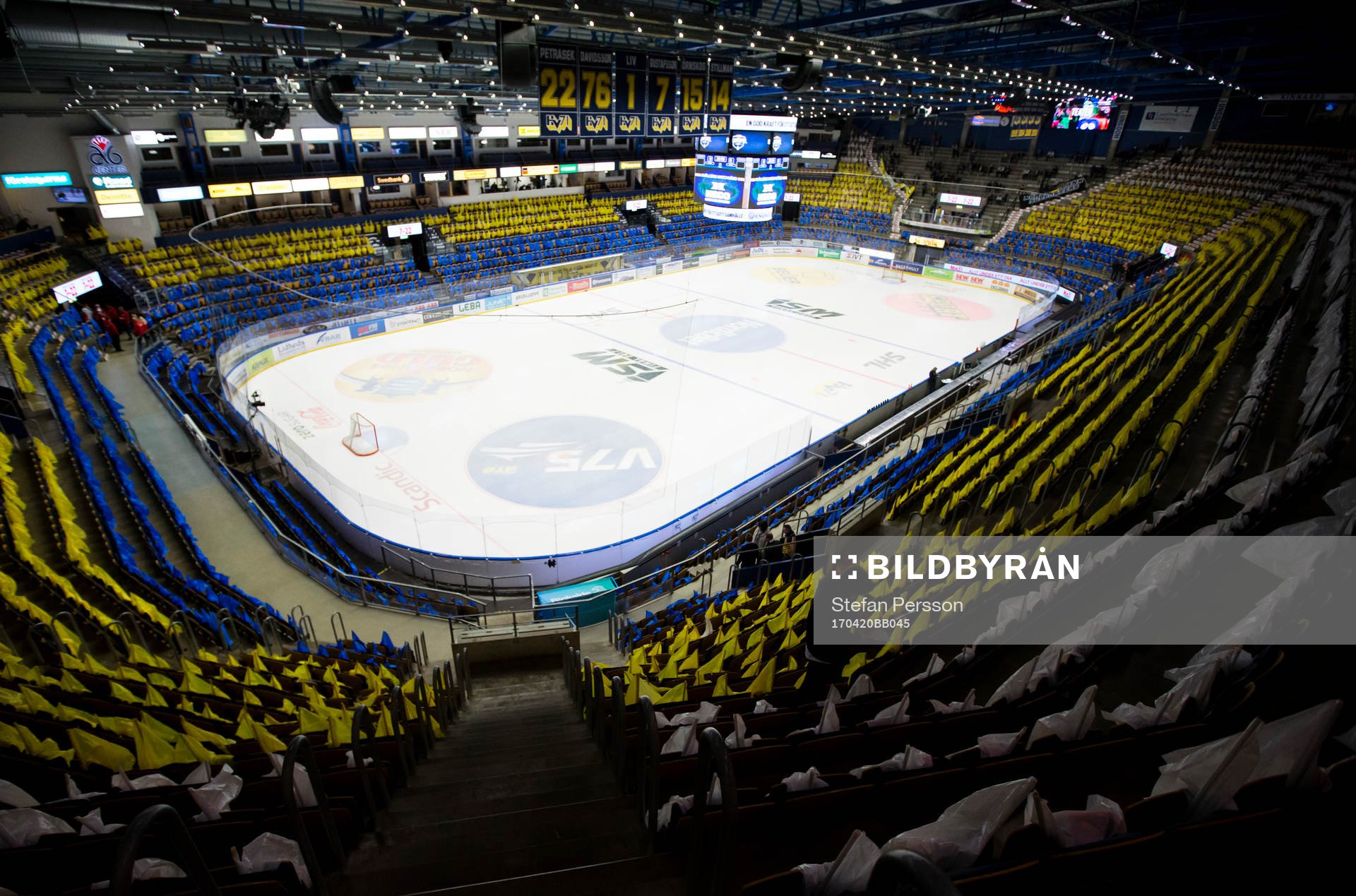 Kinnarps arena utsmyckad med flaggor
