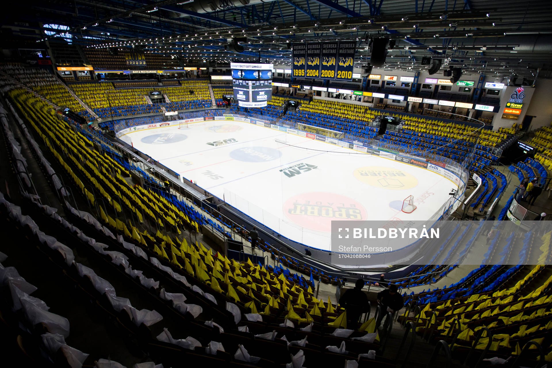 Kinnarps arena utsmyckad med flaggor