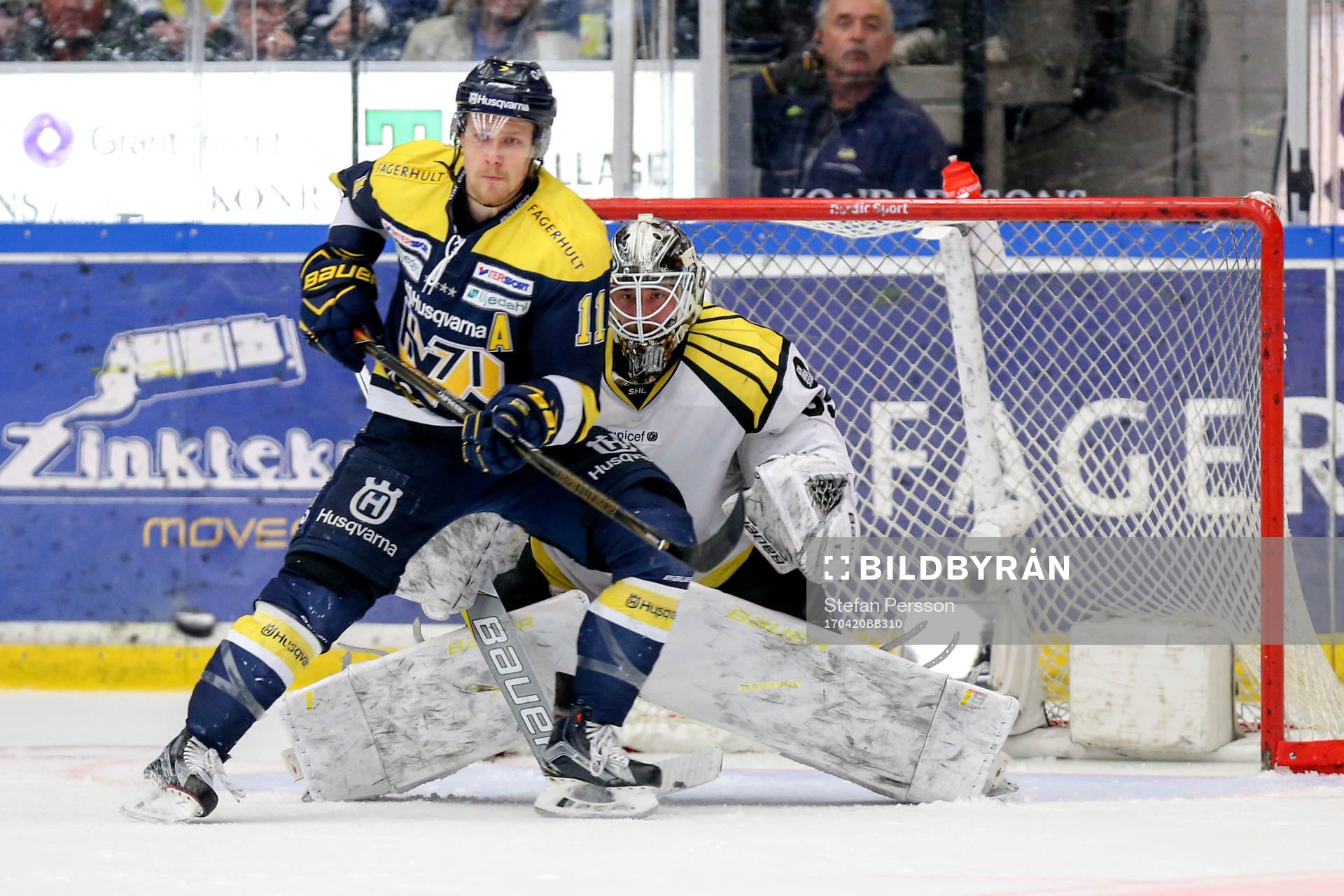 s Simon Önerud och Brynäs målvakt David Rautio