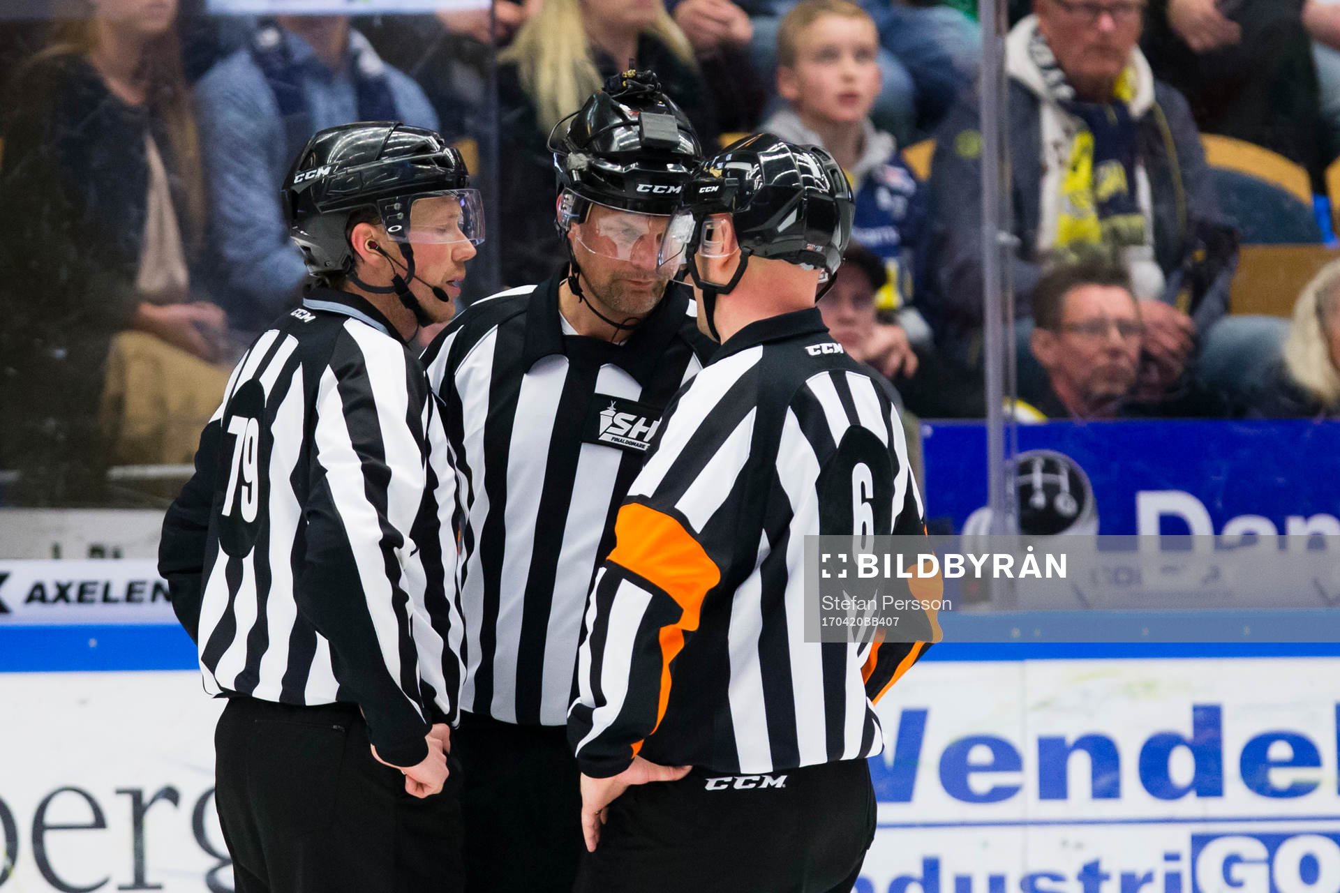 Domarna Linjedomare Henrik Pihlblad, Mikael Nord och Sören