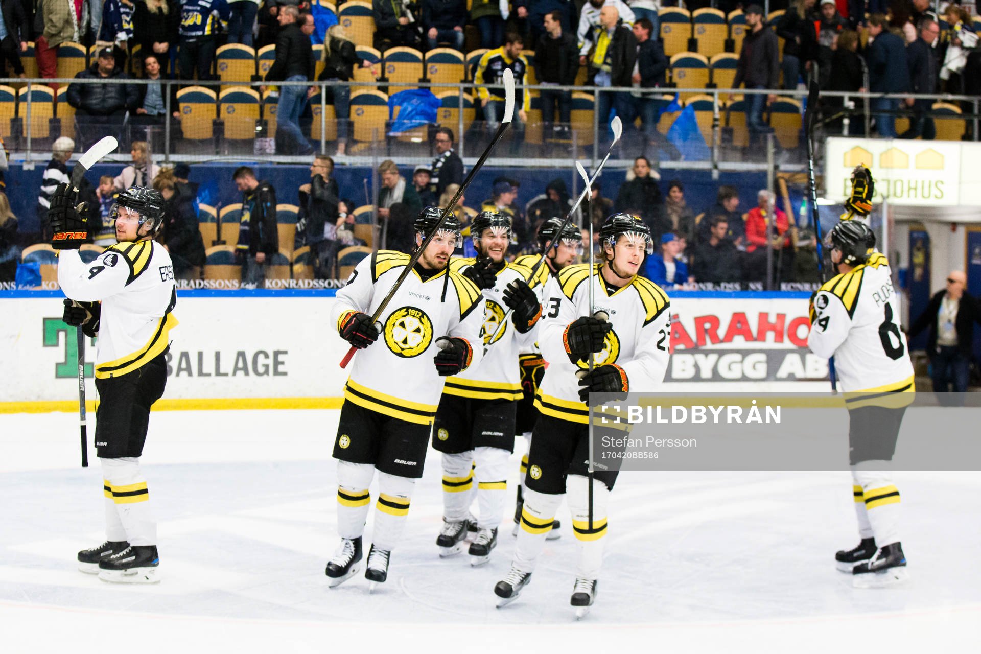 Brynäs spelare tackar publiken