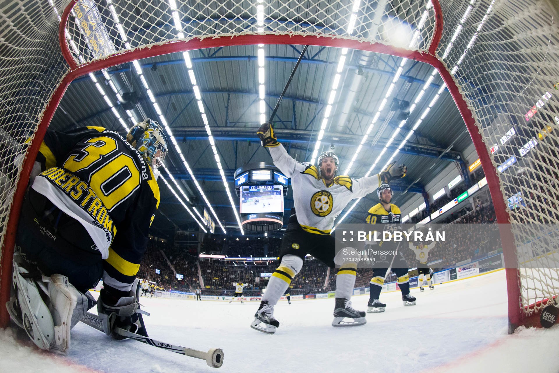 s målvakt Linus Söderström deppar och en Brynässpelare