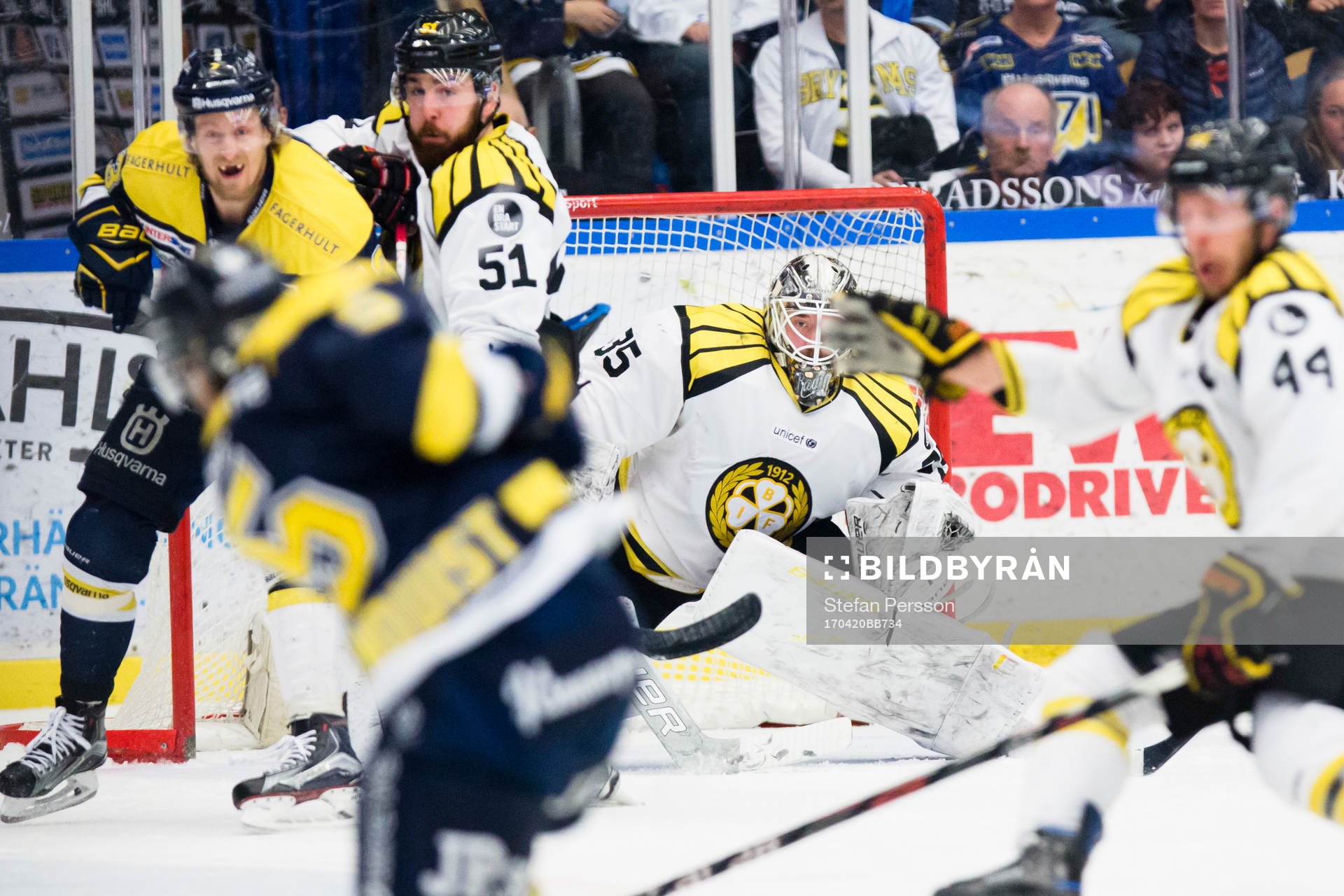 s Adam Almquist skjuter, HV71:s Oscar Sundh