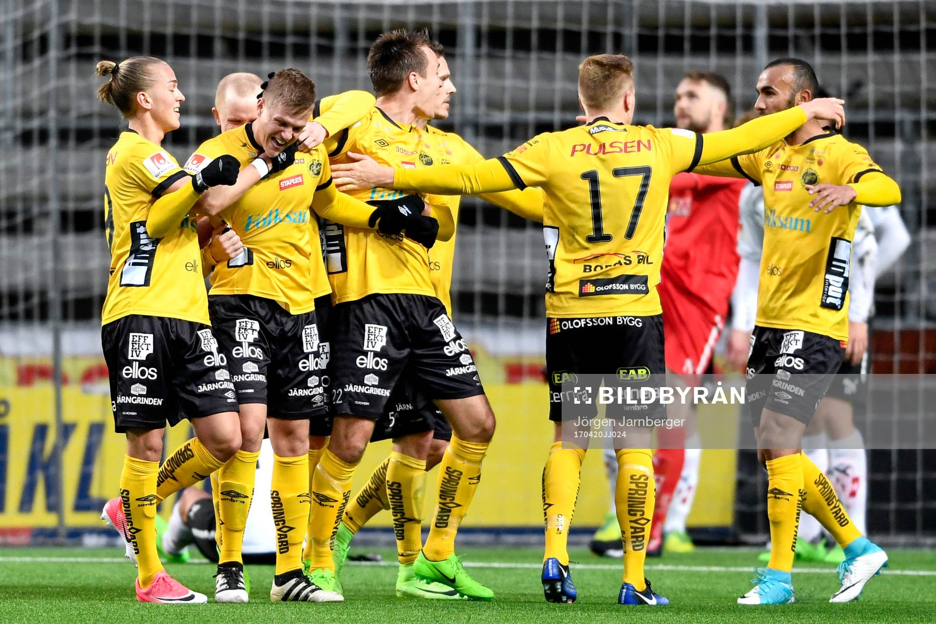Elfsborgs Joakim Nilsson jublar med lagkamrater