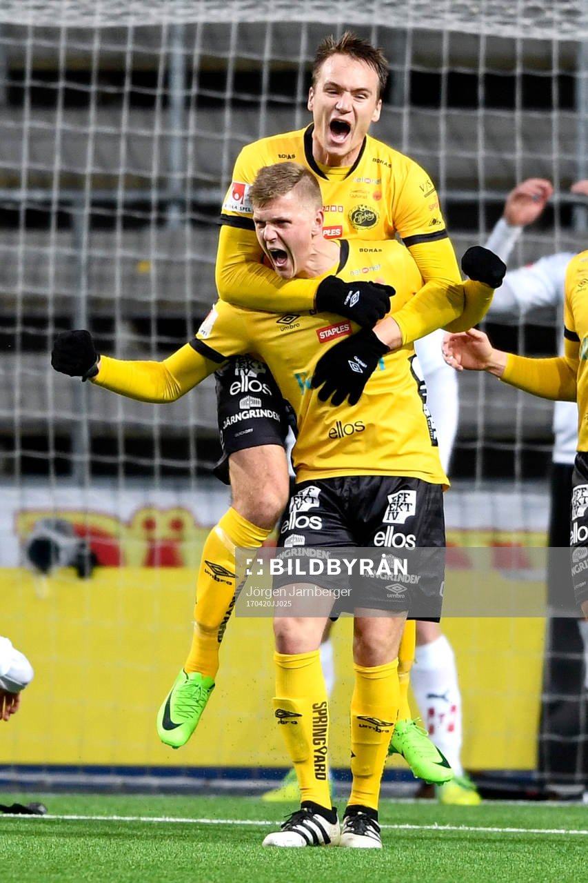 Elfsborgs Joakim Nilsson och Viktor Prodell jublar efter 2-0 av Nilsson under fotbollsmatchen i Allsvenskan mellan Elfsborg och Örebro den 20 april 2017 i Borås.