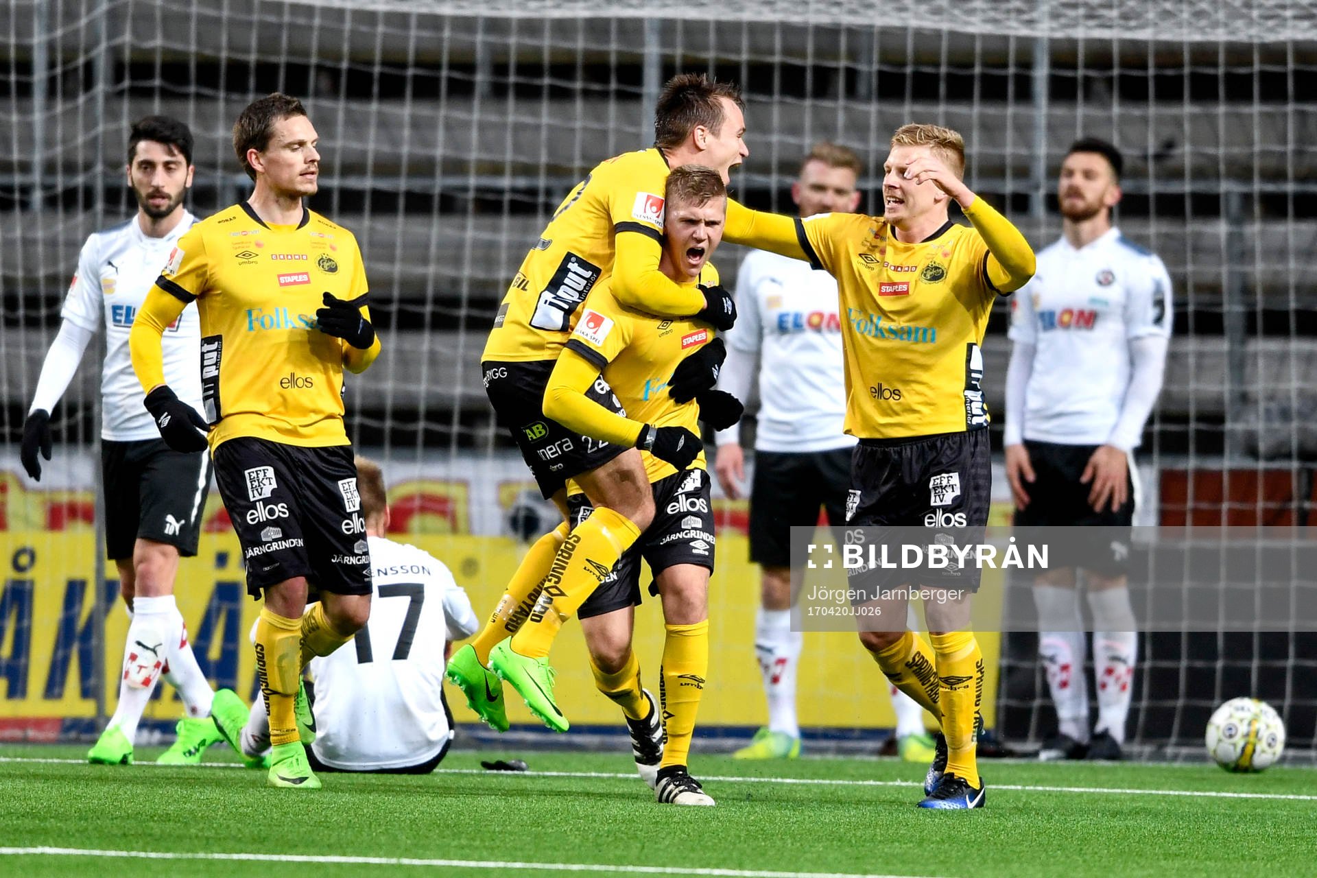 Elfsborgs Joakim Nilsson jublar med lagkamrater