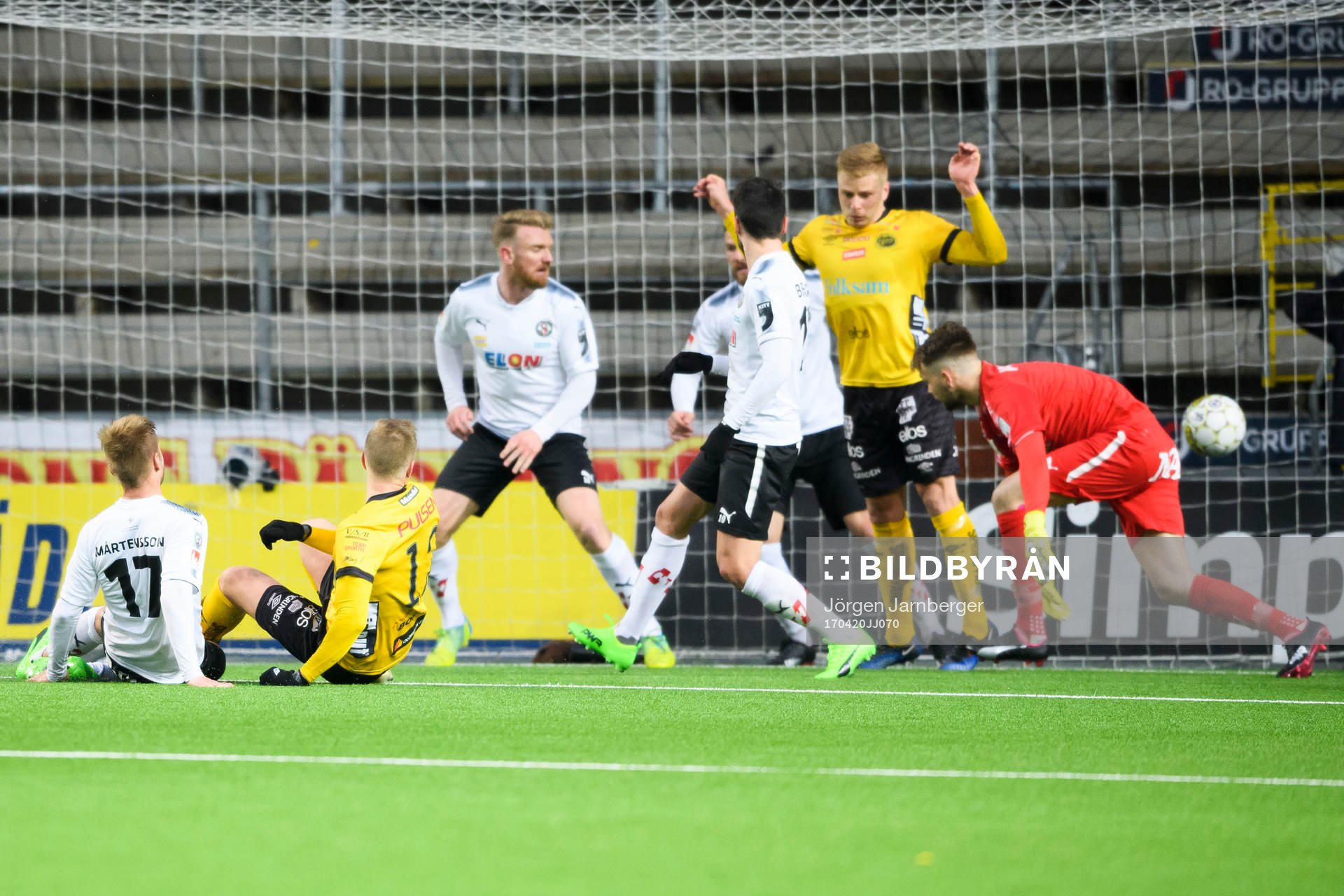 Elfsborgs Joakim Nilsson (rygg mot kameran, sittandes) gör