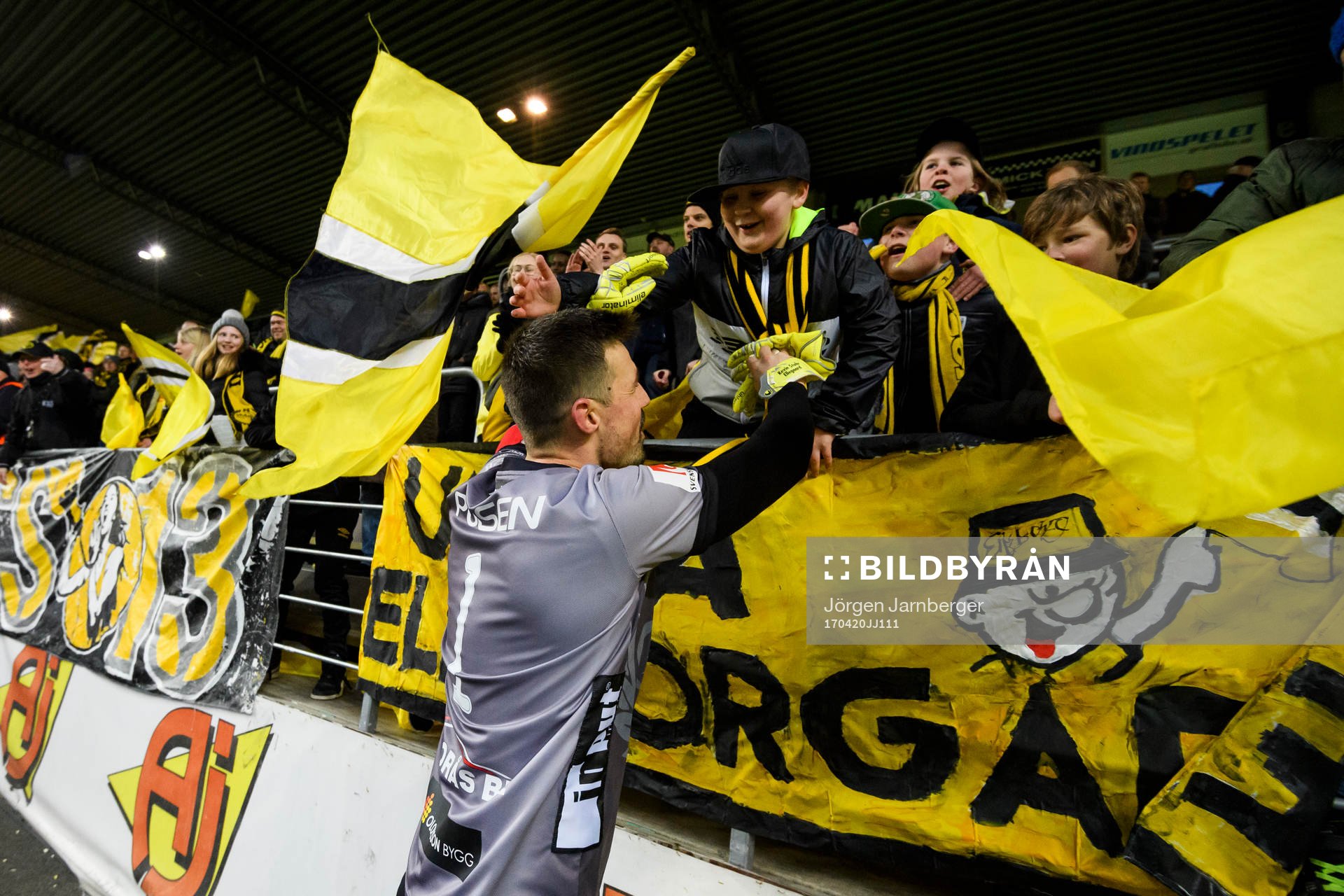 Elfsborgs målvakt Kevin Stuhr Ellegaard hälsar på