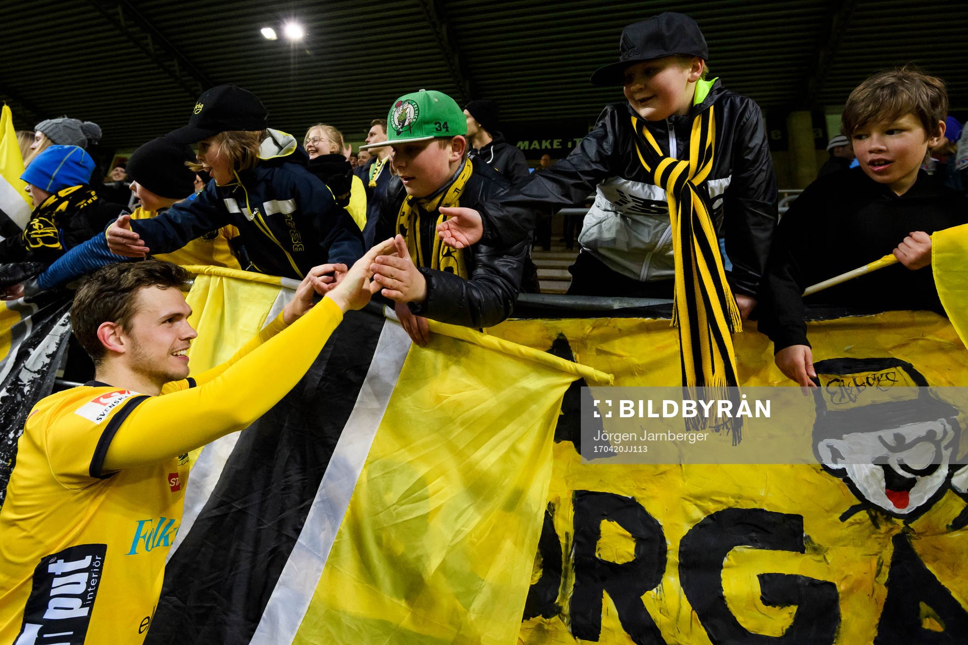 Elfsborgs Jesper Manns hälsar på Elfsborgs unga supportrar