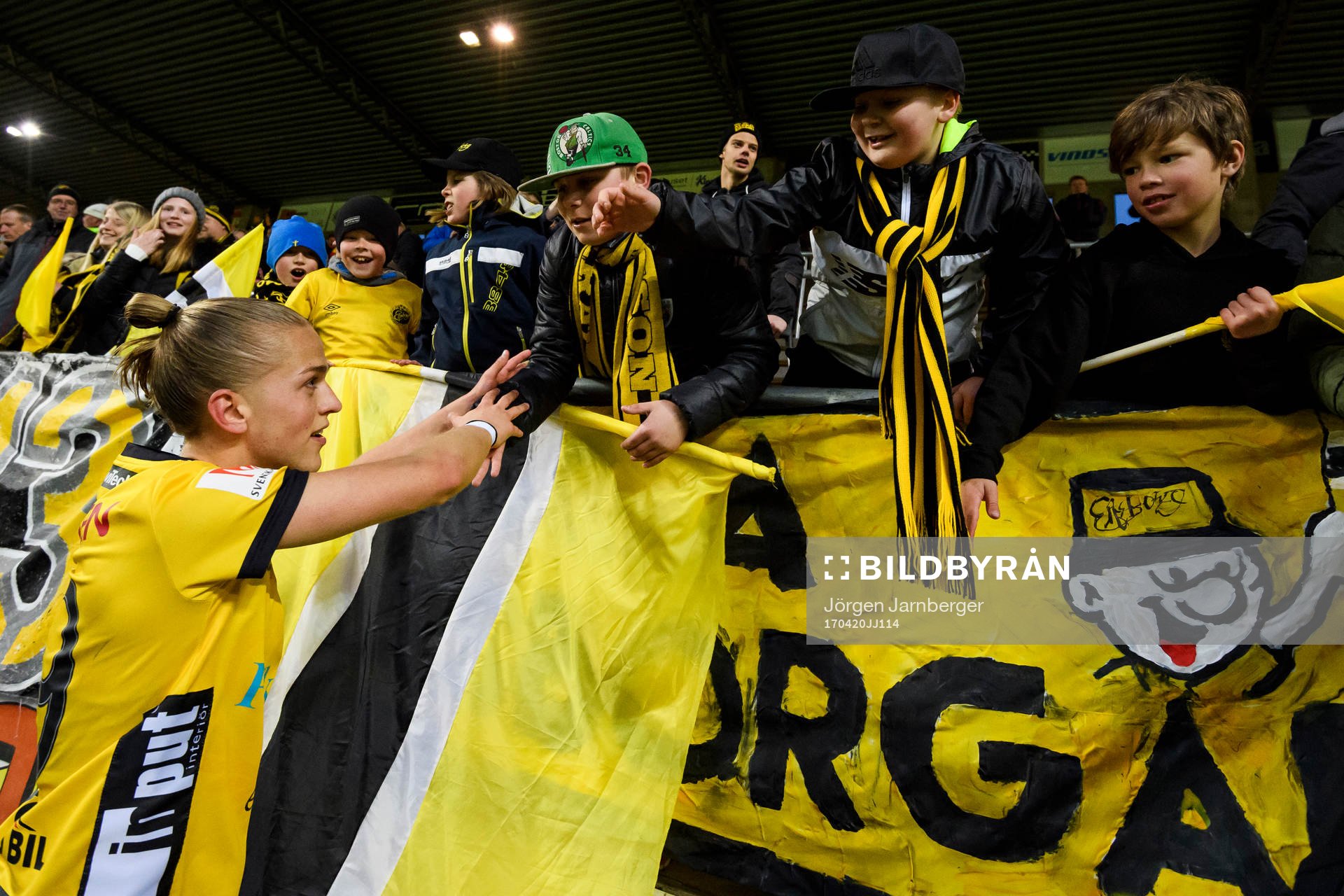 Elfsborgs Jesper Karlsson hälsar på Elfsborgs unga