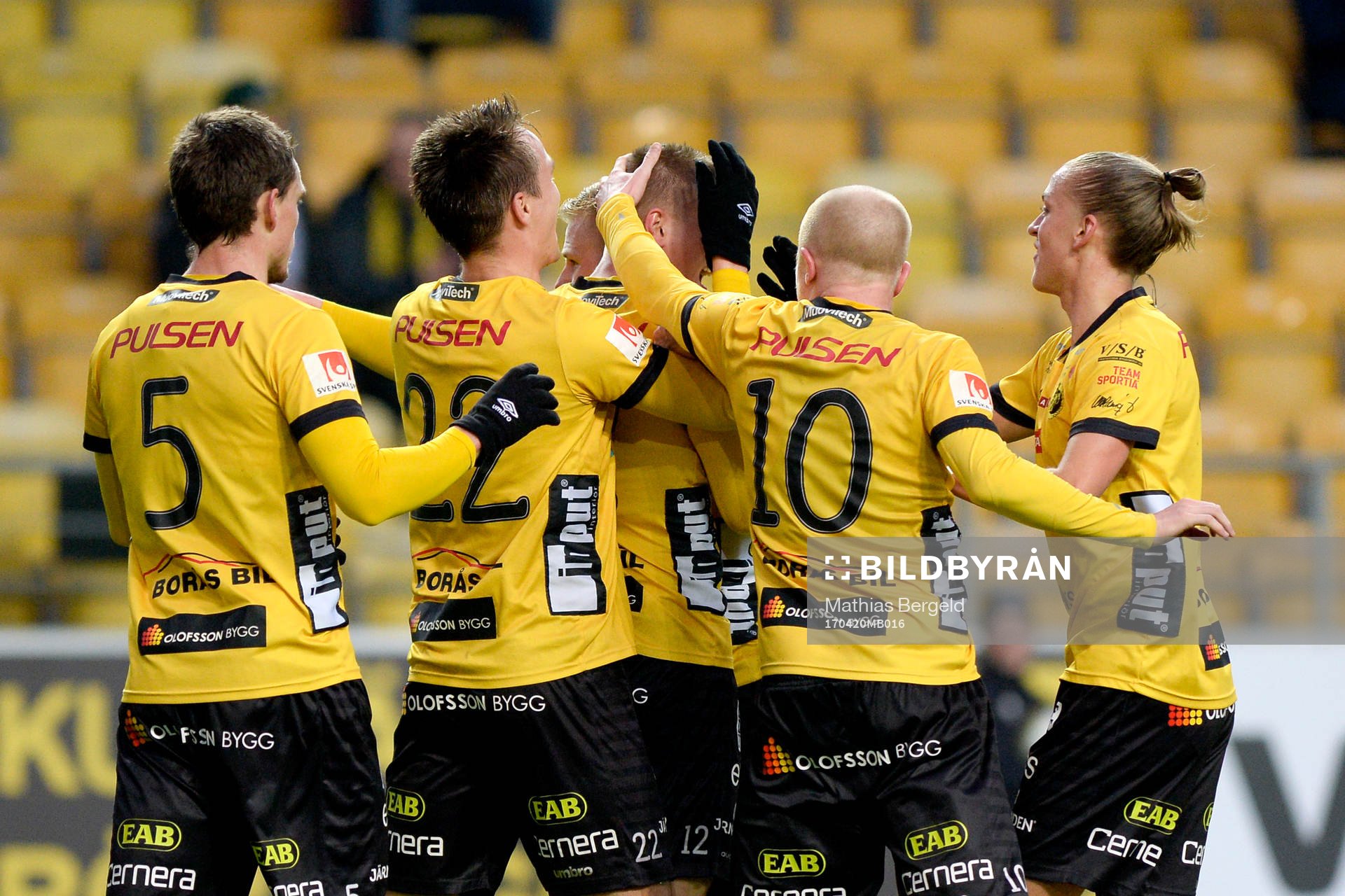 Elfsborgs Joakim Nilsson jublar med lagkamrater