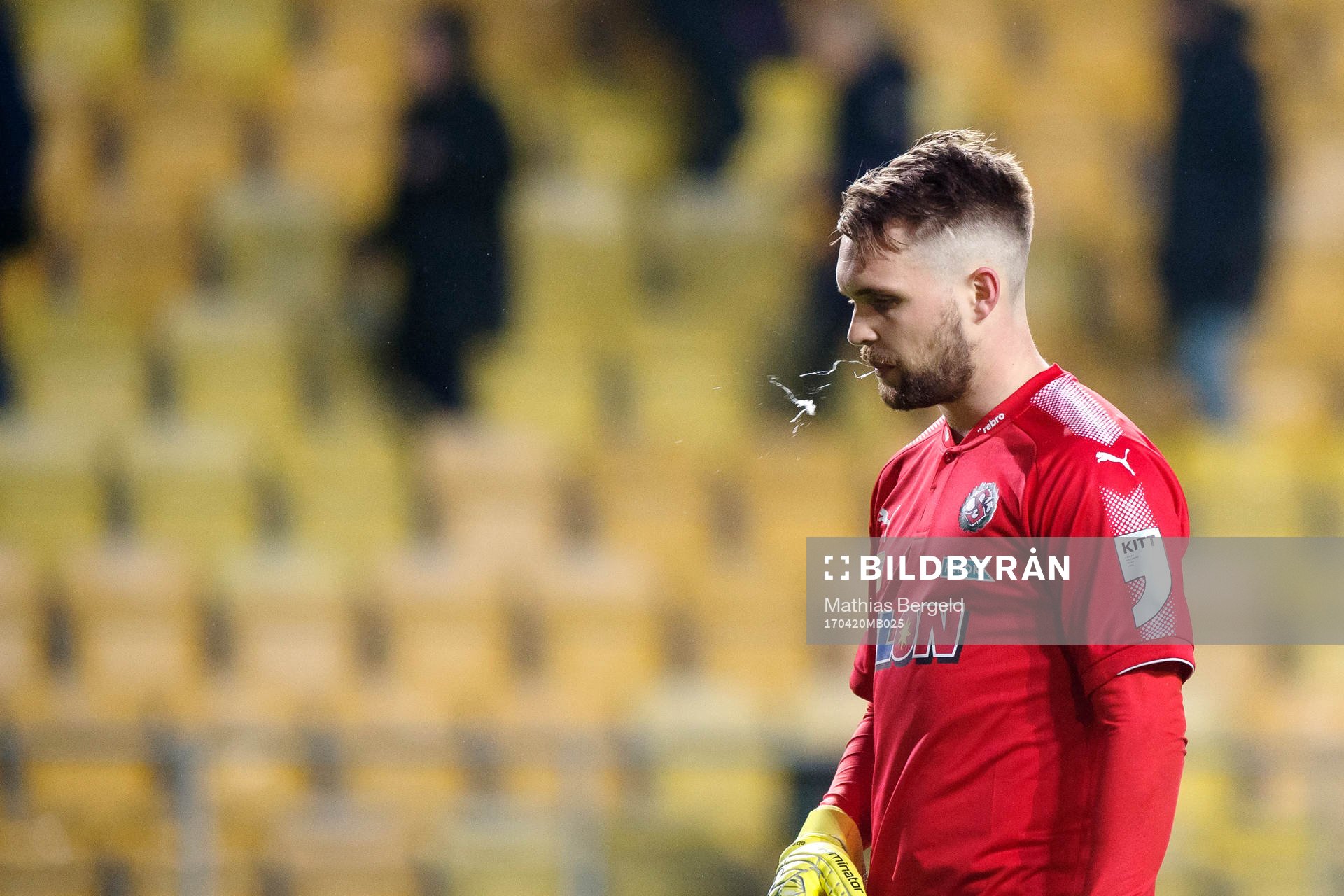 Örebros målvakt Oscar Jansson deppar