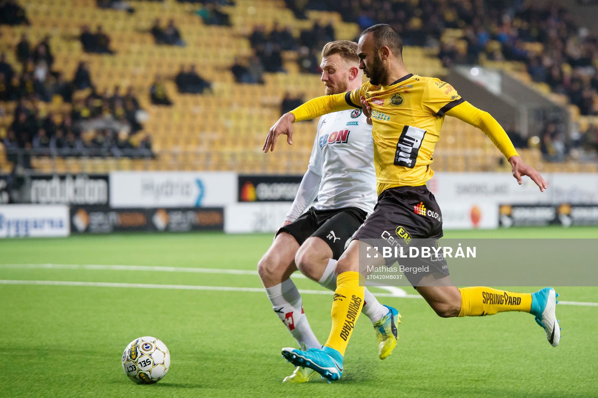 Örebros Michael Almebäck och Elfsborgs Issam Jebali i