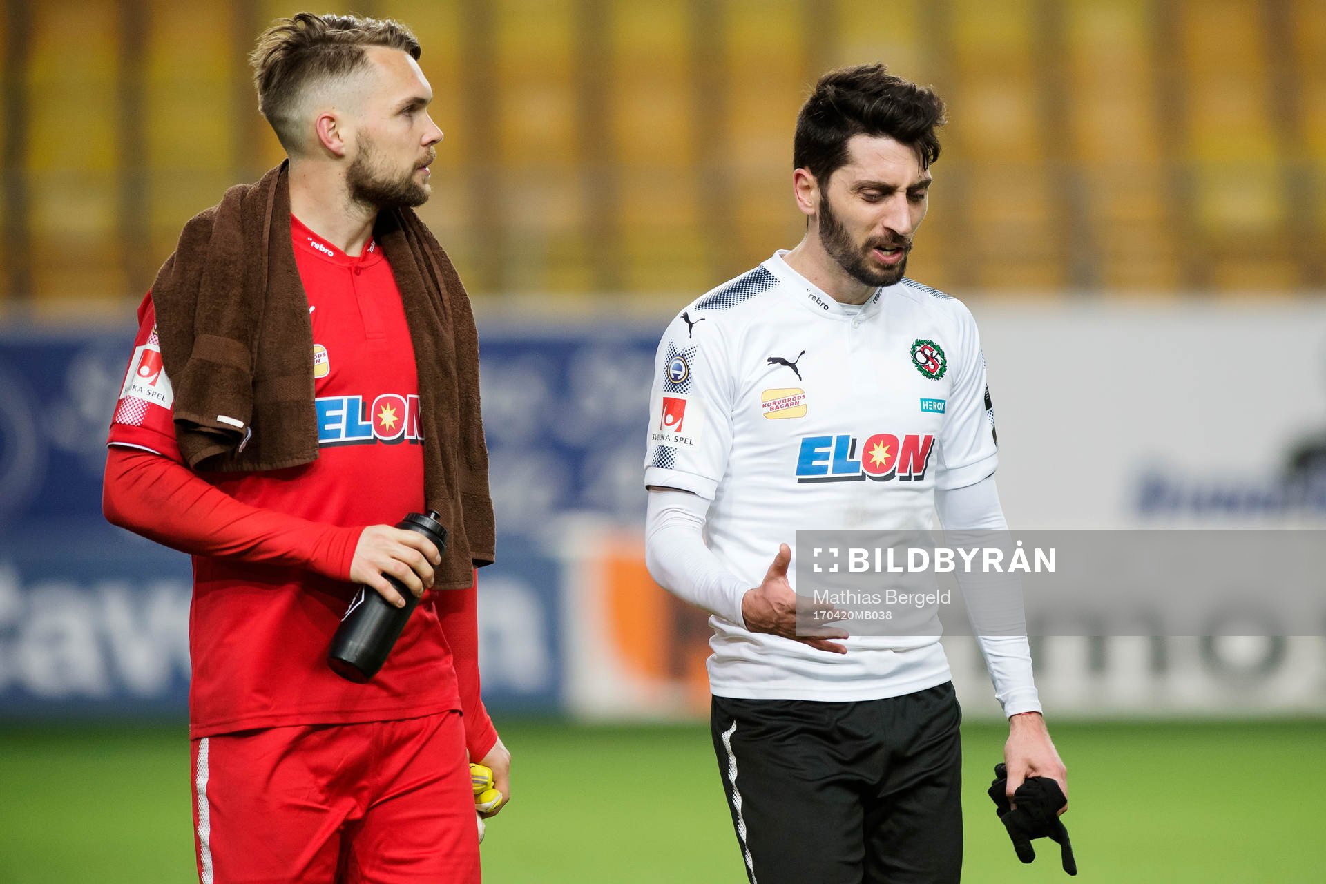 Örebros målvakt Oscar Jansson och Nahir Besara diskuterar