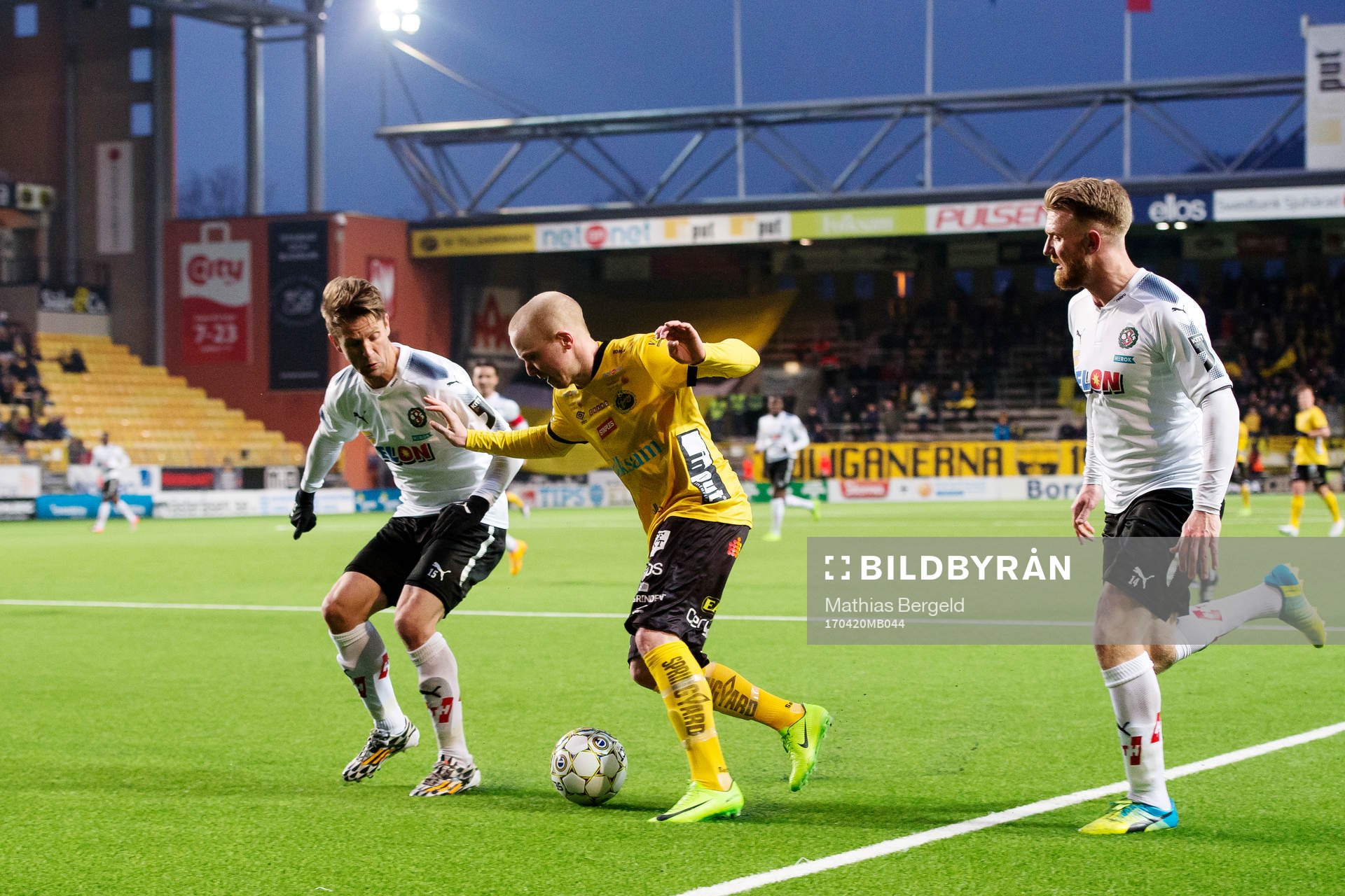 Elfsborgs Simon Lundevall driver bollen mellan Örebros