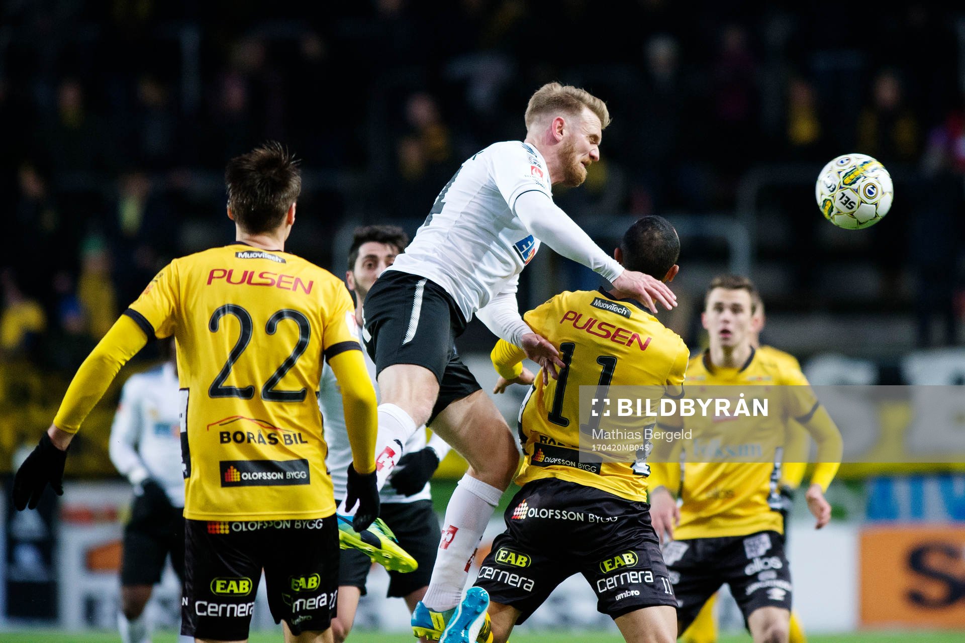 Örebros Michael Almebäck nickar bollen i kamp med Elfsborgs Issam Jebali under fotbollsmatchen i Allsvenskan mellan Elfsborg och Örebro den 20 april 2017 i Borås.