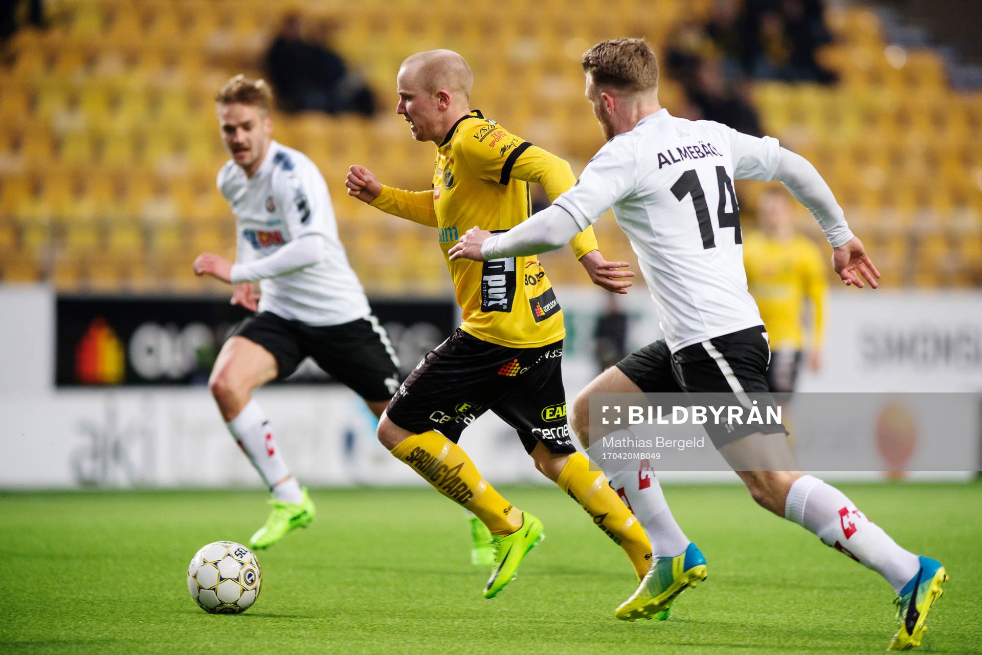 Elfsborgs Simon Lundevall jagas av Örebros Michael