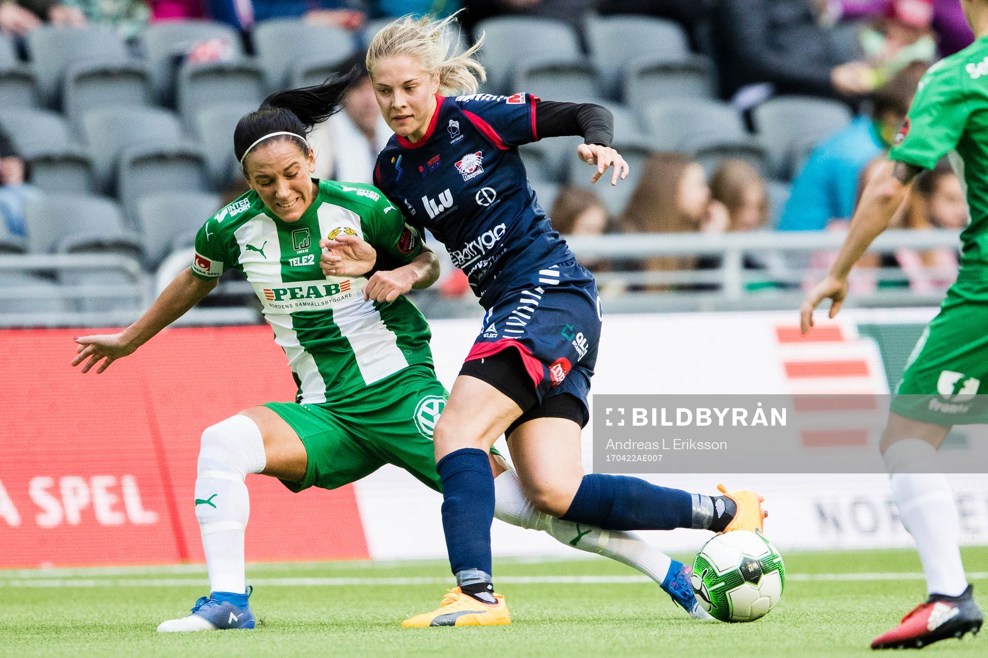 Hammarbys Anna Oskarsson i kamp om bollen med Linköpings