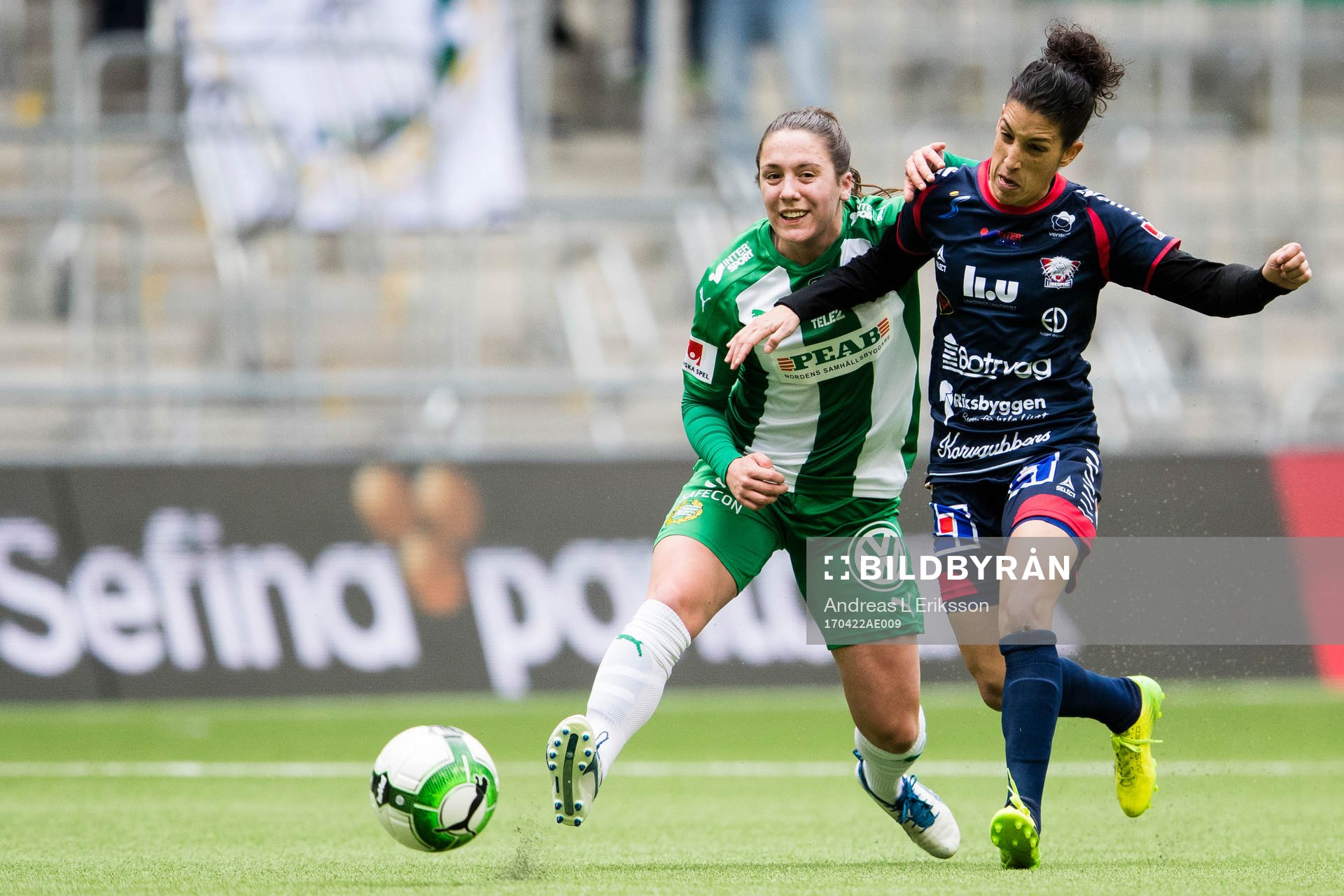Hammarbys Alma Nygren i kamp om bollen med Linköpings