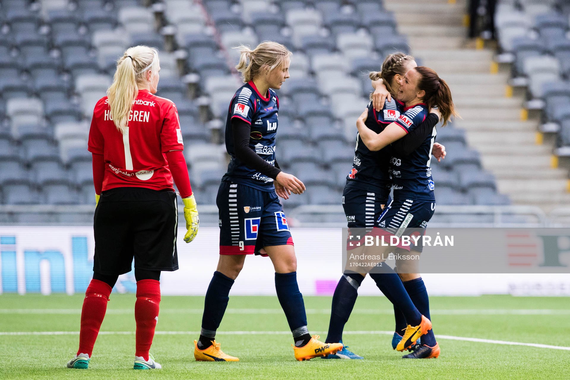Hammarbys målvakt Emma Holmgren ser på när Linköpings